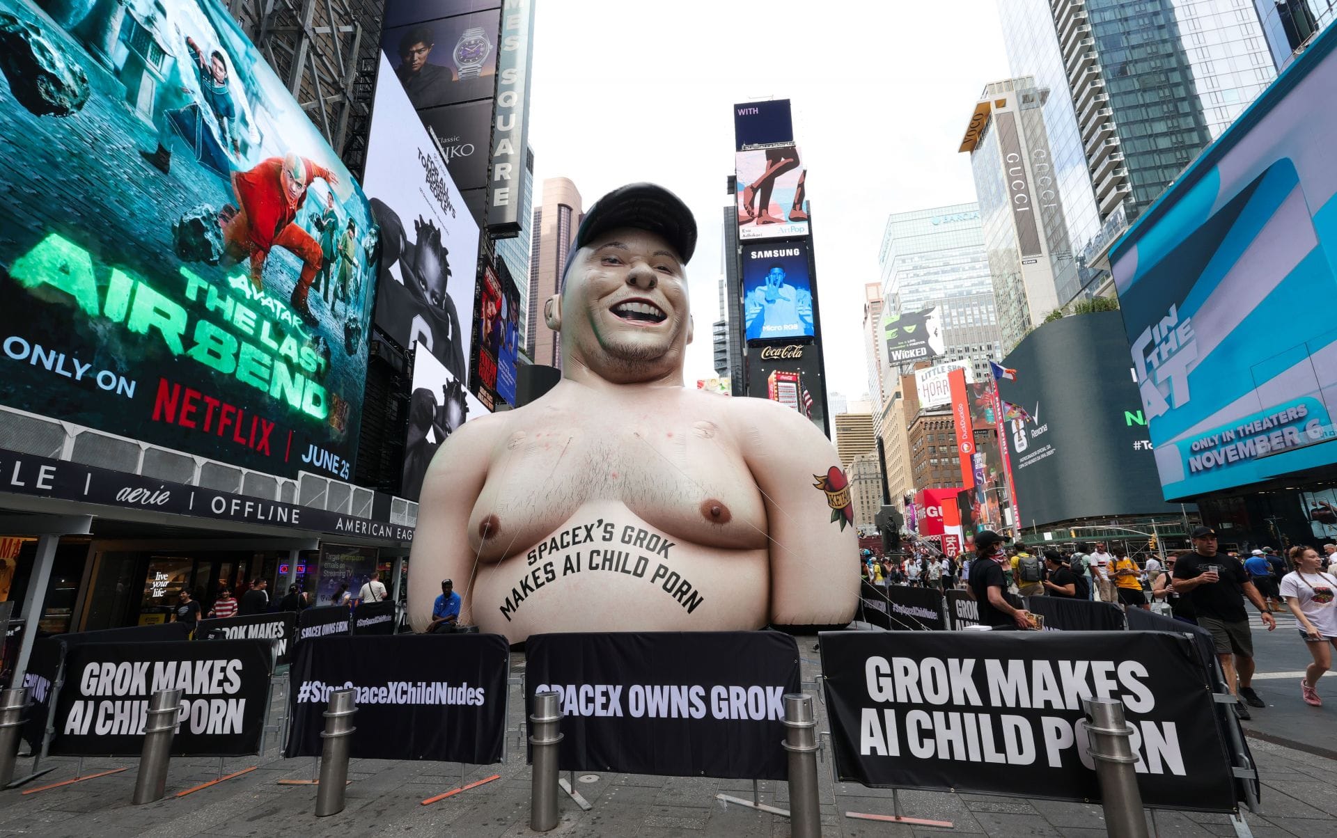 A estátua inflável com a imagem de Elon Musk na Times Square antes da oferta pública inicial (IPO) da SpaceX em 11 de junho de 2026 na cidade de Nova York. (Fonte: Getty)