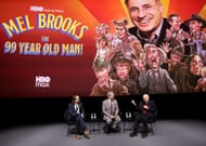 Michael Bonfiglio, Judd Apatow e Mel Brooks falam no palco durante a estreia em Los Angeles de "Mel Brooks: O homem de 99 anos!" no Academy Museum of Motion Pictures em 20 de janeiro de 2026 em Los Angeles, Califórnia. (Fonte: Getty)
