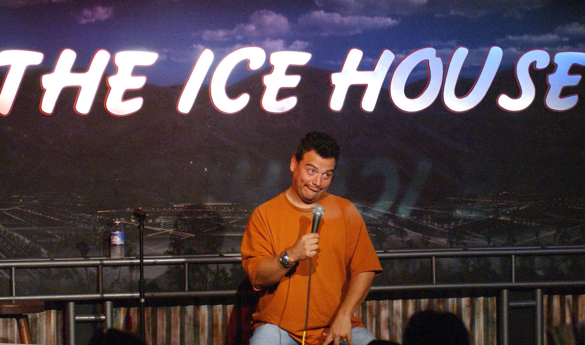 Carlos Mencia abre seu primeiro de 8 shows no The Ice House no The Ice House em Pasadena, Califórnia, Estados Unidos (Fonte: Getty)