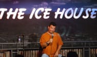 Carlos Mencia abre seu primeiro de 8 shows no The Ice House no The Ice House em Pasadena, Califórnia, Estados Unidos (Fonte: Getty)