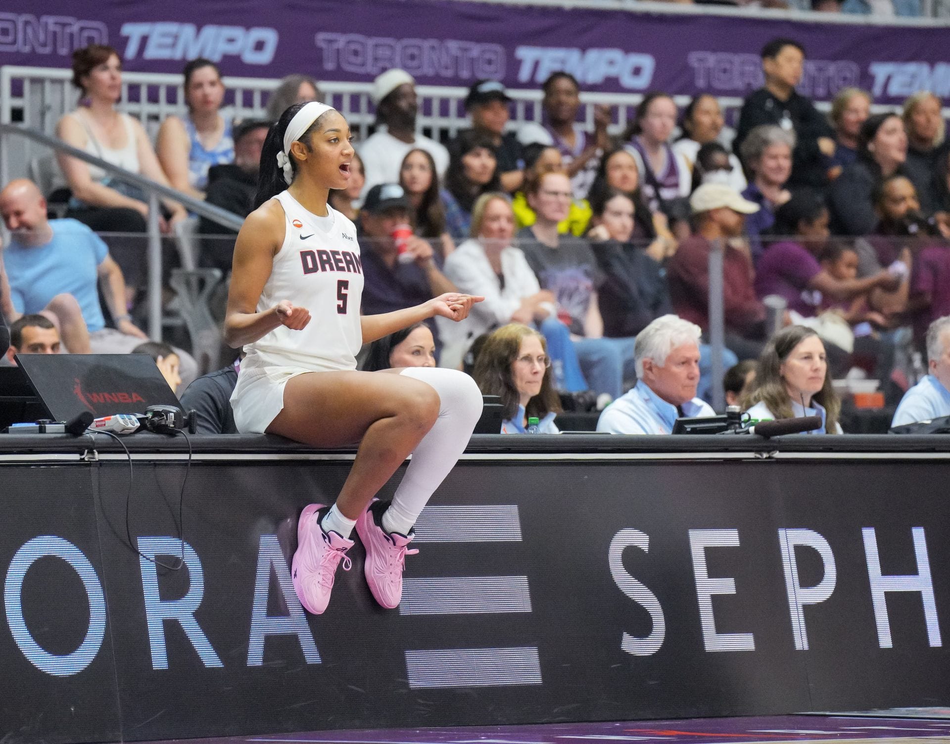 "Beefing with a 24-year-old at 32 years old" - WNBA Fans Explode As Isabelle Harrison Seemingly Laughs at Angel Reese After Ejection