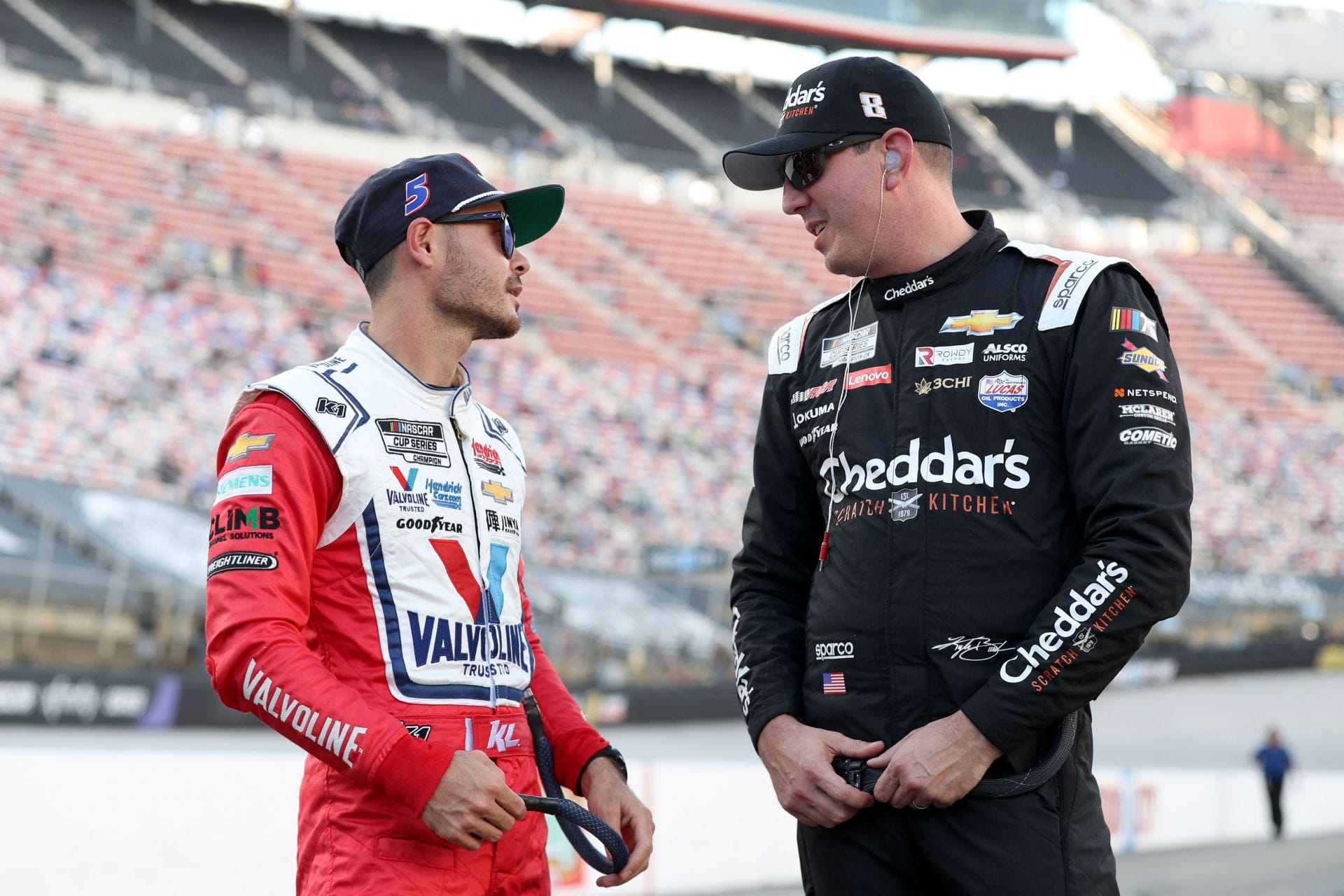 Kyle Larson makes a heartfelt gesture as he donates dirt race winnings to late Kyle Busch’s foundation: “We greatly miss him”