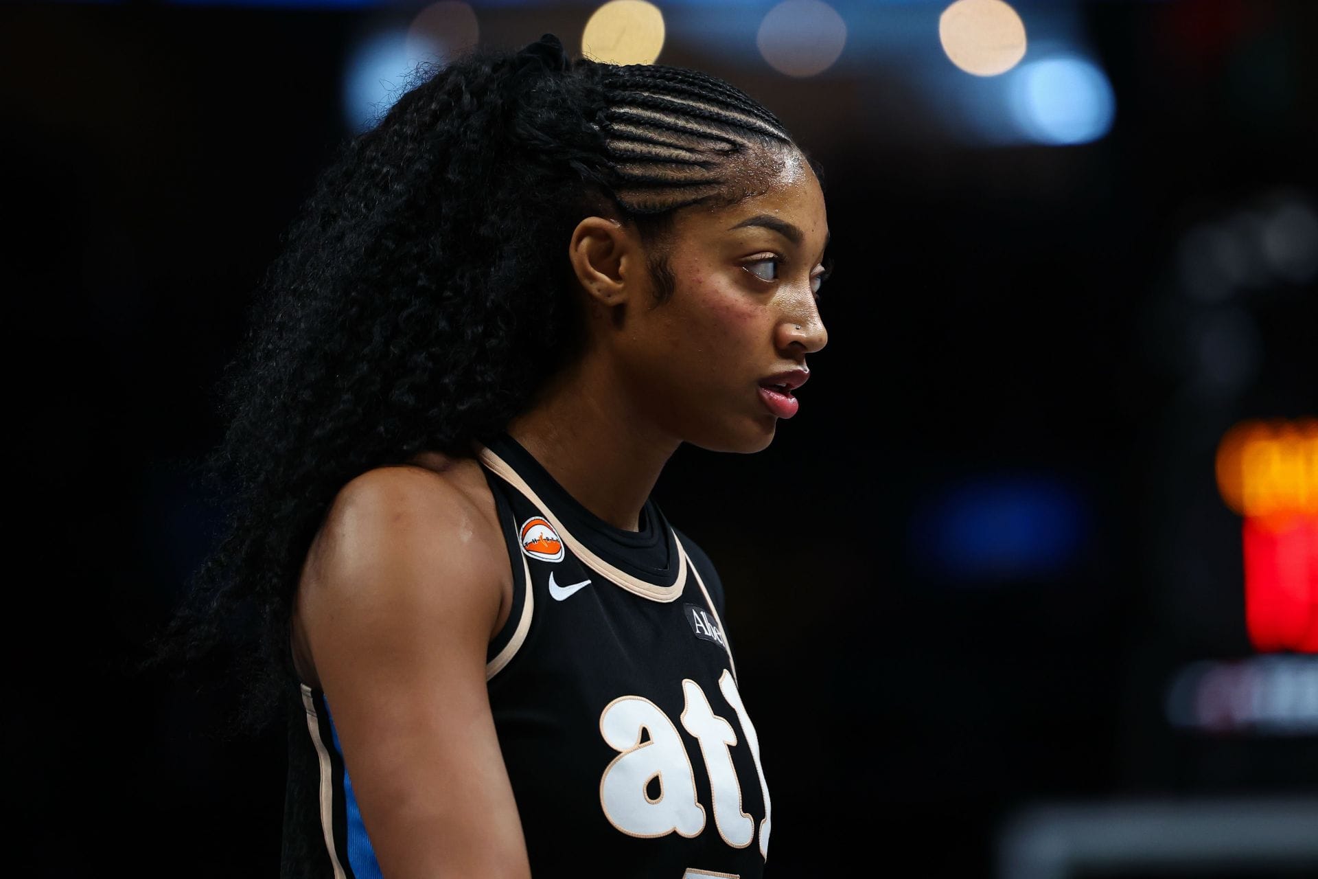 "Dirtiest player in WNBA", "Is she having a fit or something?" - Fans Erupt As Angel Reese Seemingly Urges Teammates For More Flops Against Fever