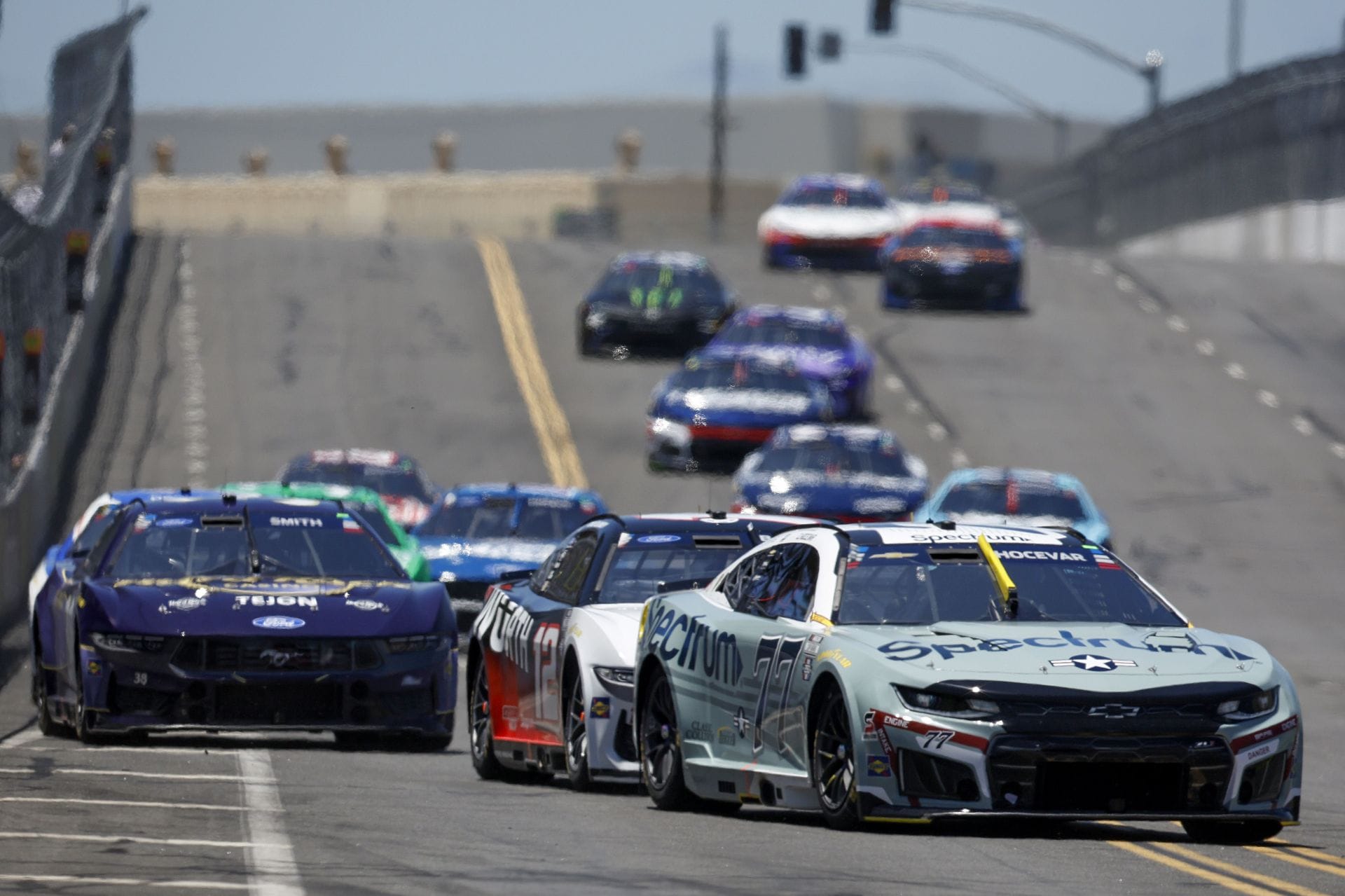 Carson Hocevar (77) e Corey Heim (67) - NASCAR Cup Series. Fonte: Getty