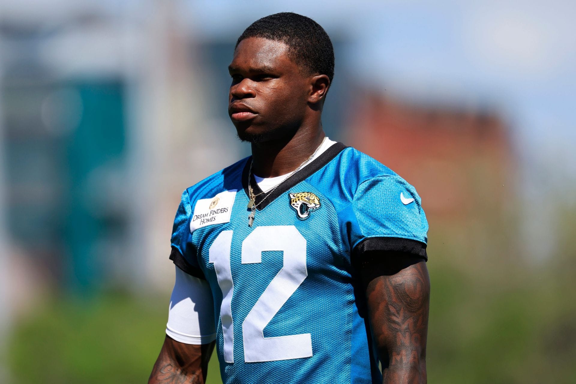 O wide receiver/cornerback do Jacksonville Jaguars, Travis Hunter (12), sai de campo durante o terceiro dia de minicamp no - Fonte: Imagn