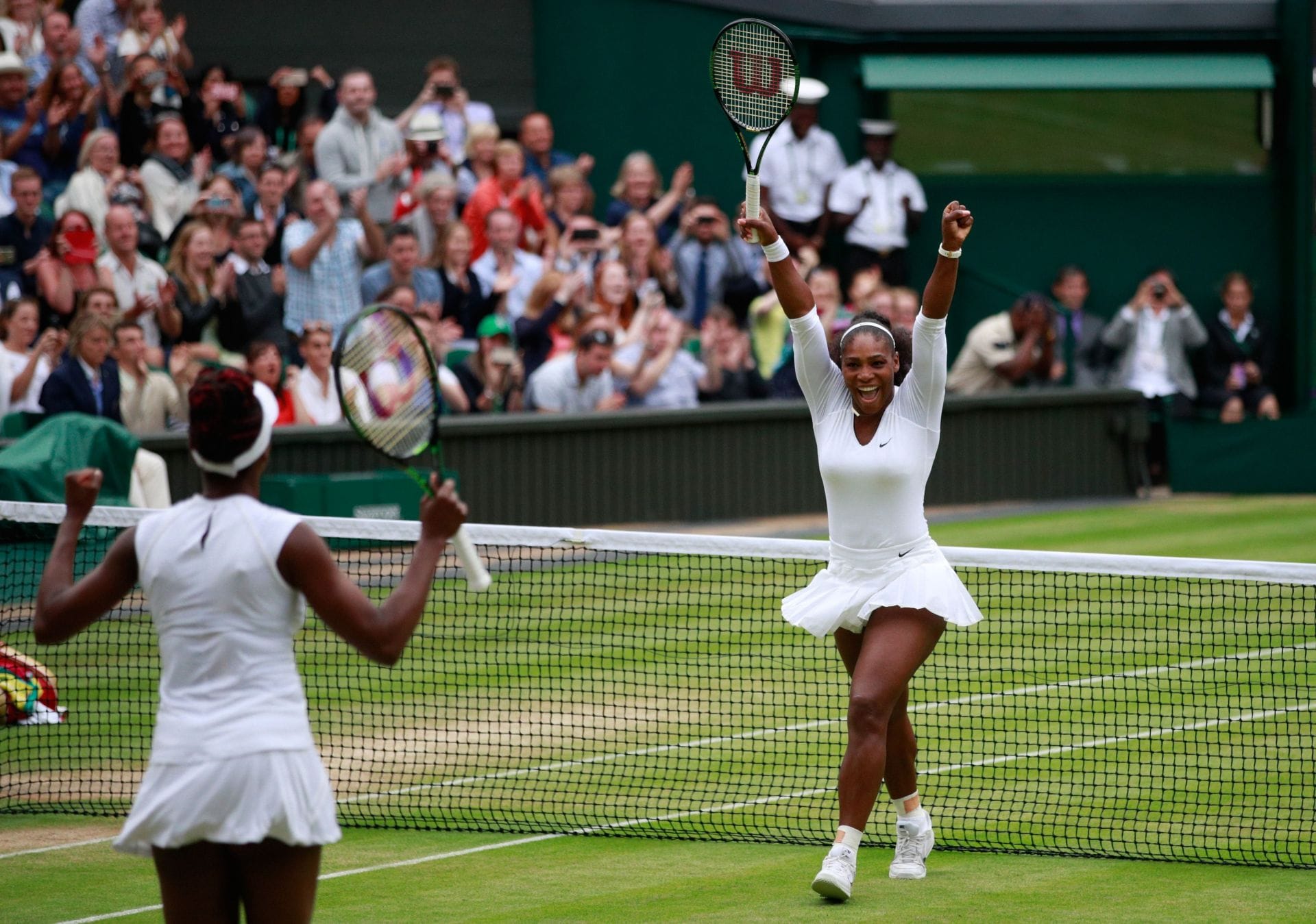 Serena Williams & Venus Williams choose very different Wimbledon prep paths and stay 450 miles apart