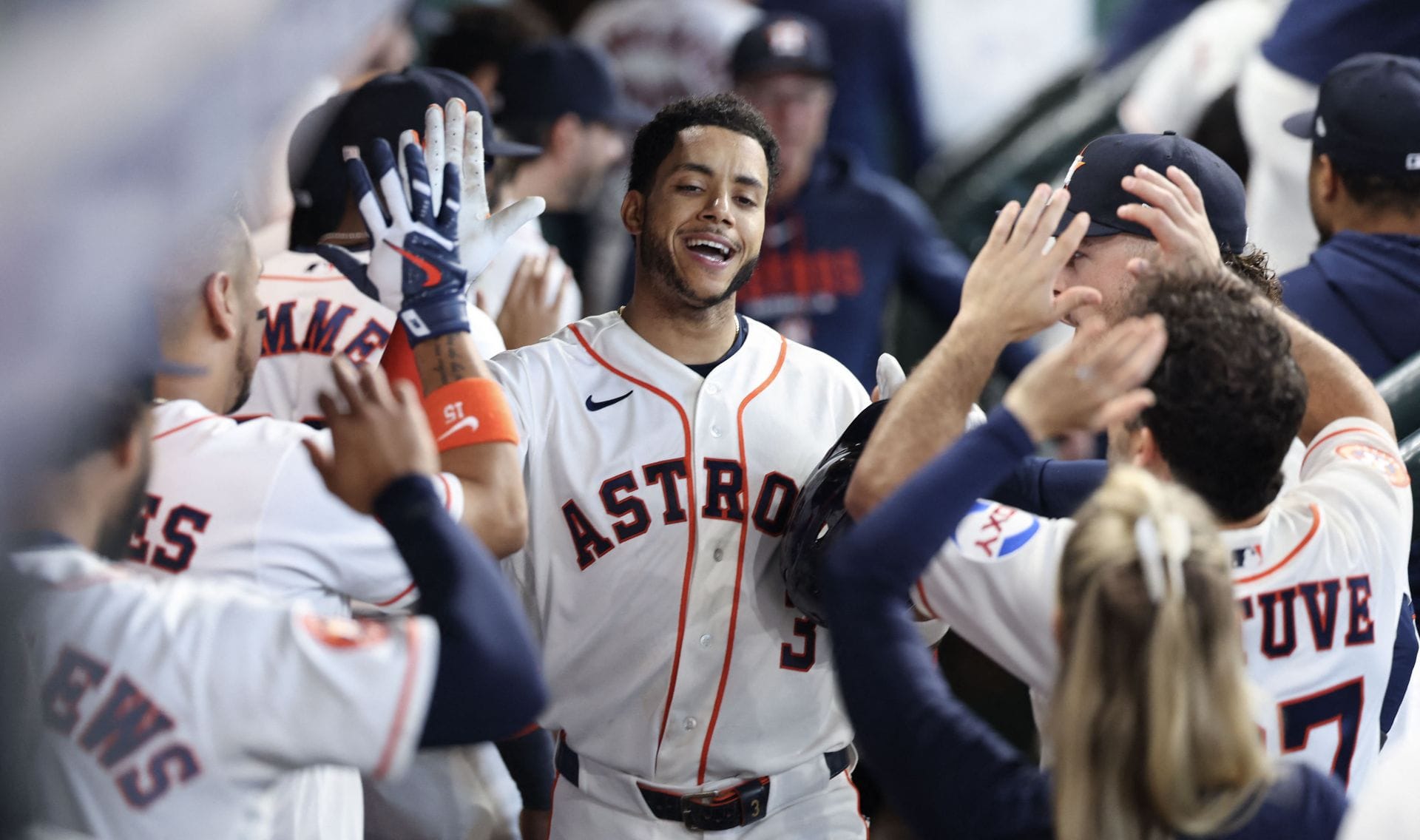 "These are perfect" - MLB wives gush over Astros star Jeremy Pena and soccer phenom Julia Grosso's couple photoshoot