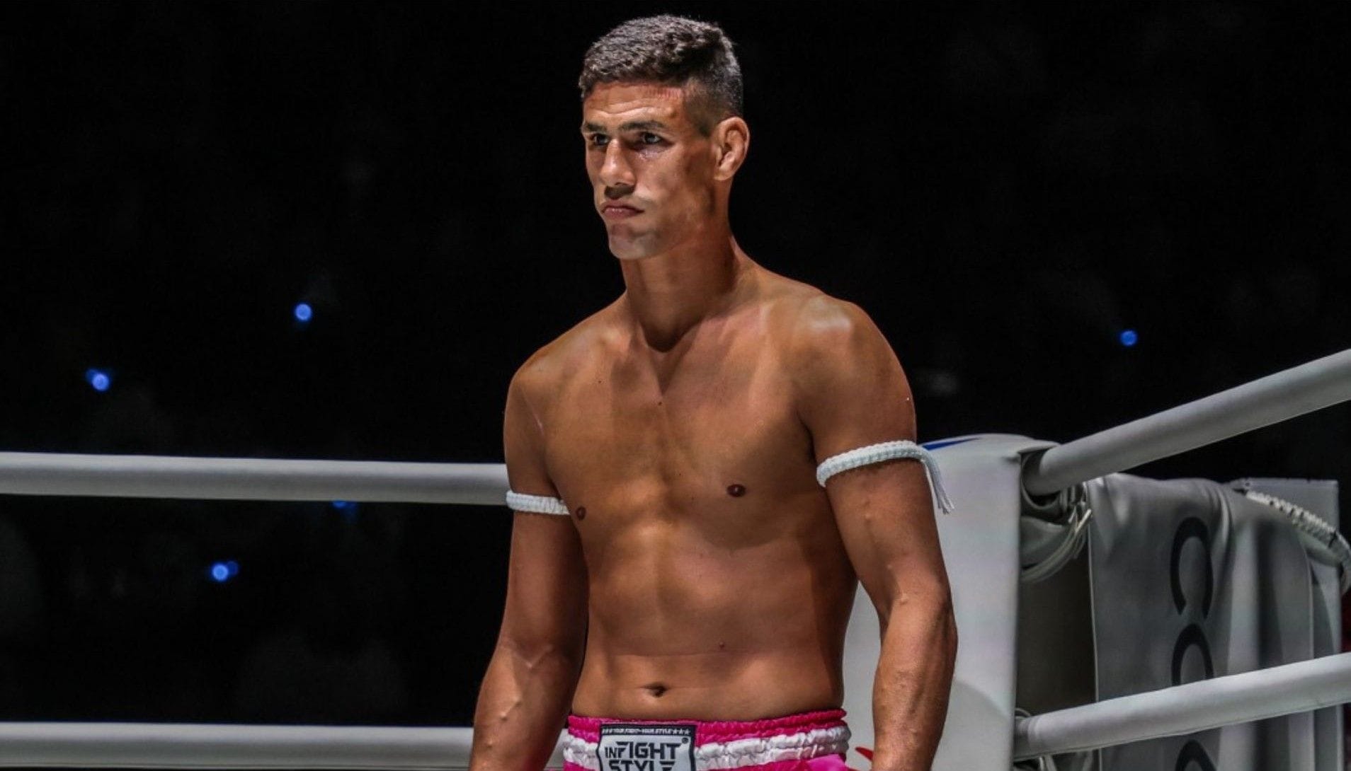 Lutador brasileiro de Muay Thai Julio Lobo
