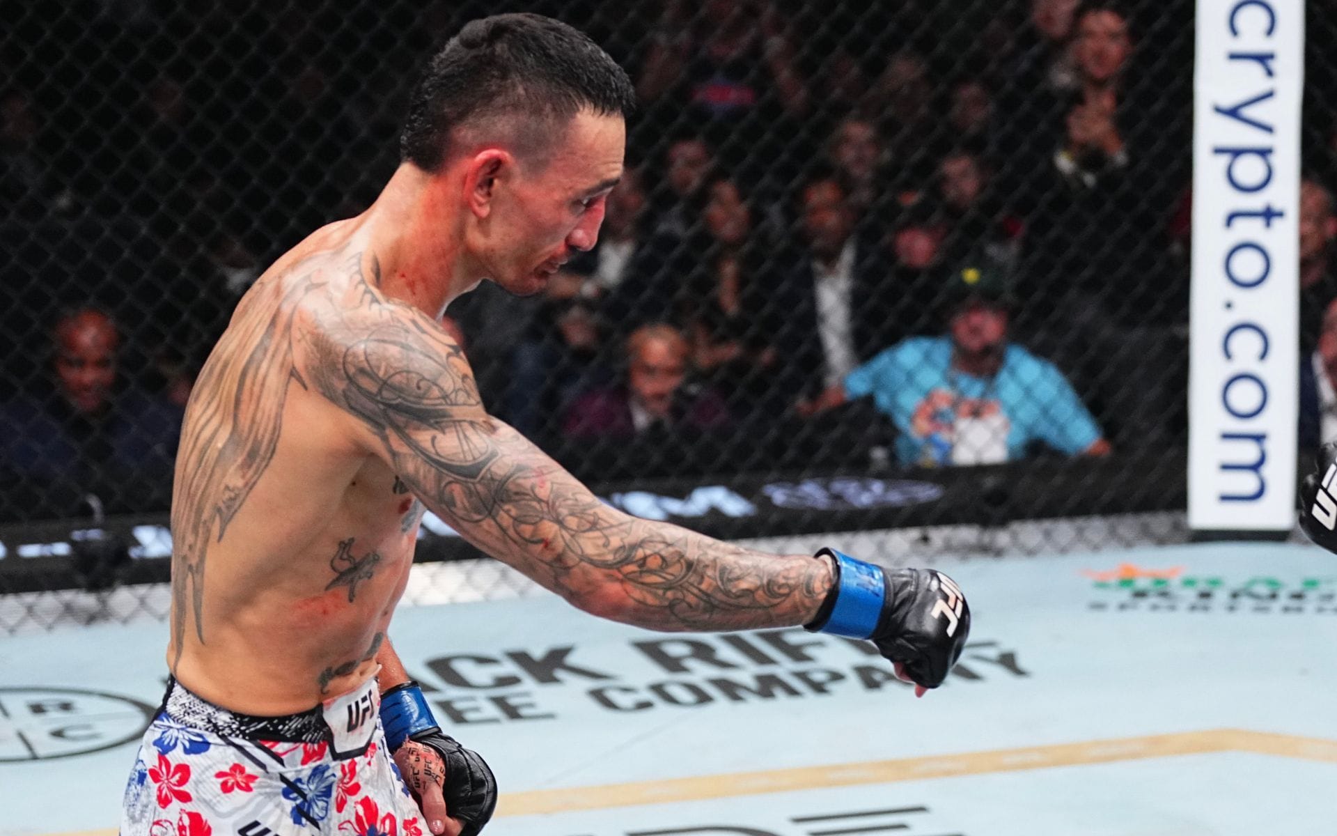 "Tried the Holloway point and paid for it" - Fans mock influencer boxer for trying Max Holloway's point down before getting dropped