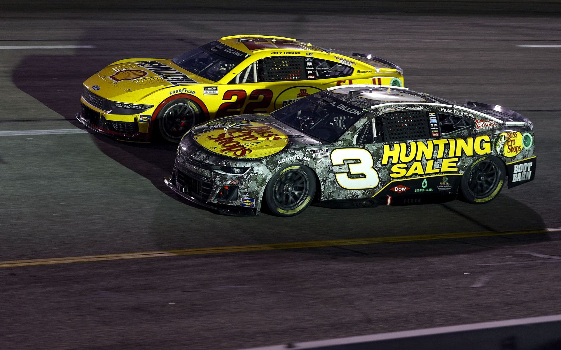 Austin Dillon e Joey Logano durante a NASCAR Cup Series Cook Out 400 no Richmond Raceway em 11 de agosto de 2024.- Fonte: Getty