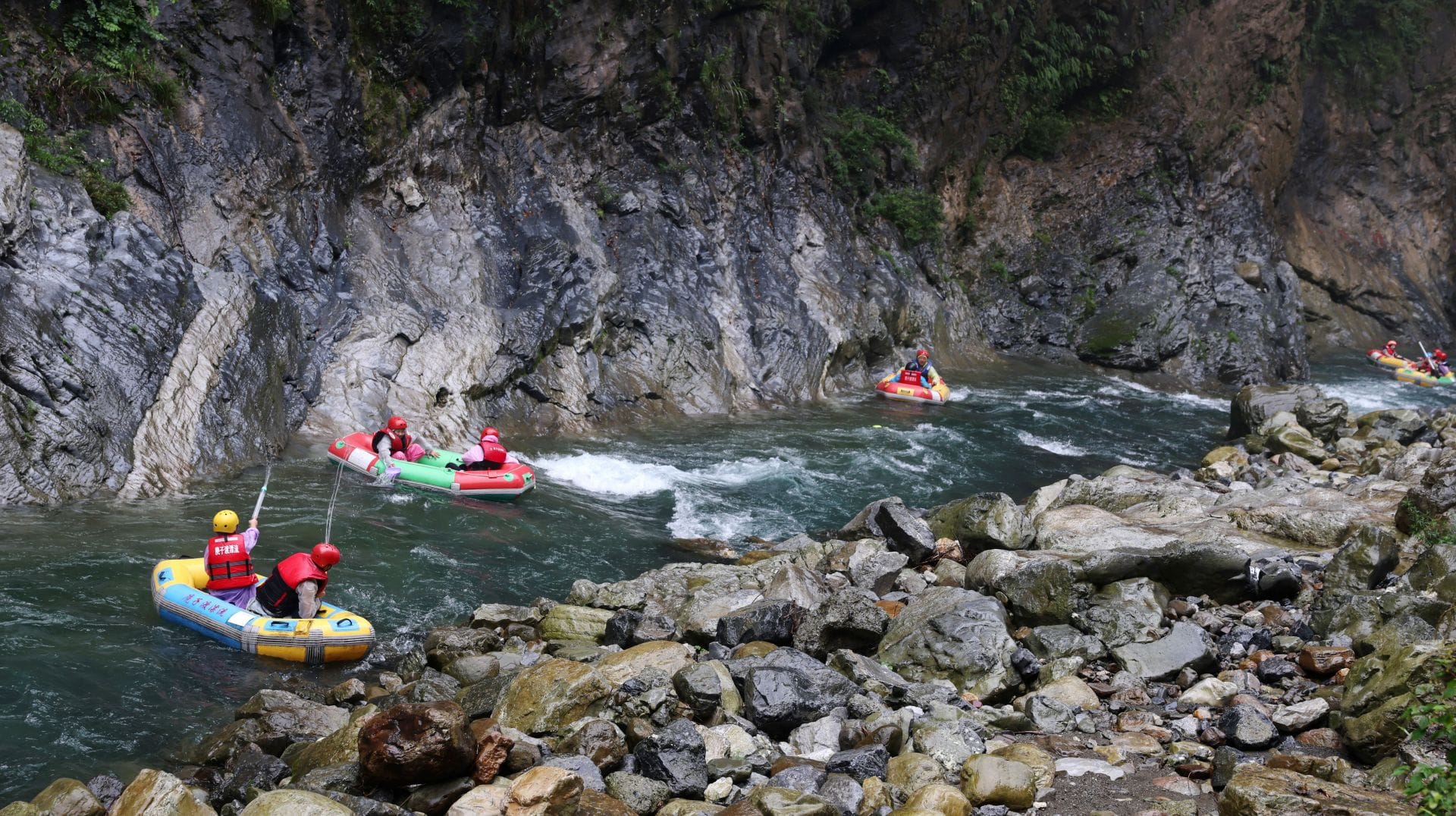Beginner's guide to white water rafting