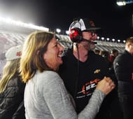 comemora com a irmã Kelley Earnhardt Miller depois que a JR Motorsports se classificou para o Daytona 500 em 11 de fevereiro de 2026. - Fonte: Imagn