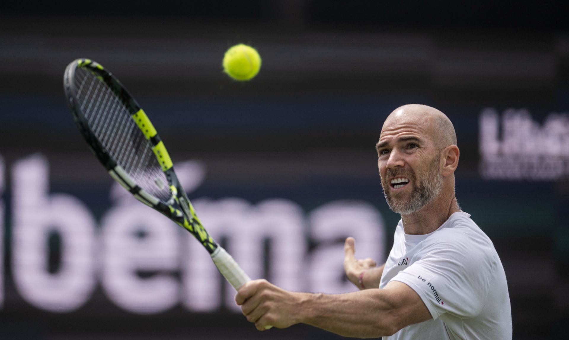 Adrian Mannarino da França no Libema Open em 's-Hertogenbosch, Holanda. (Foto via Getty Images)