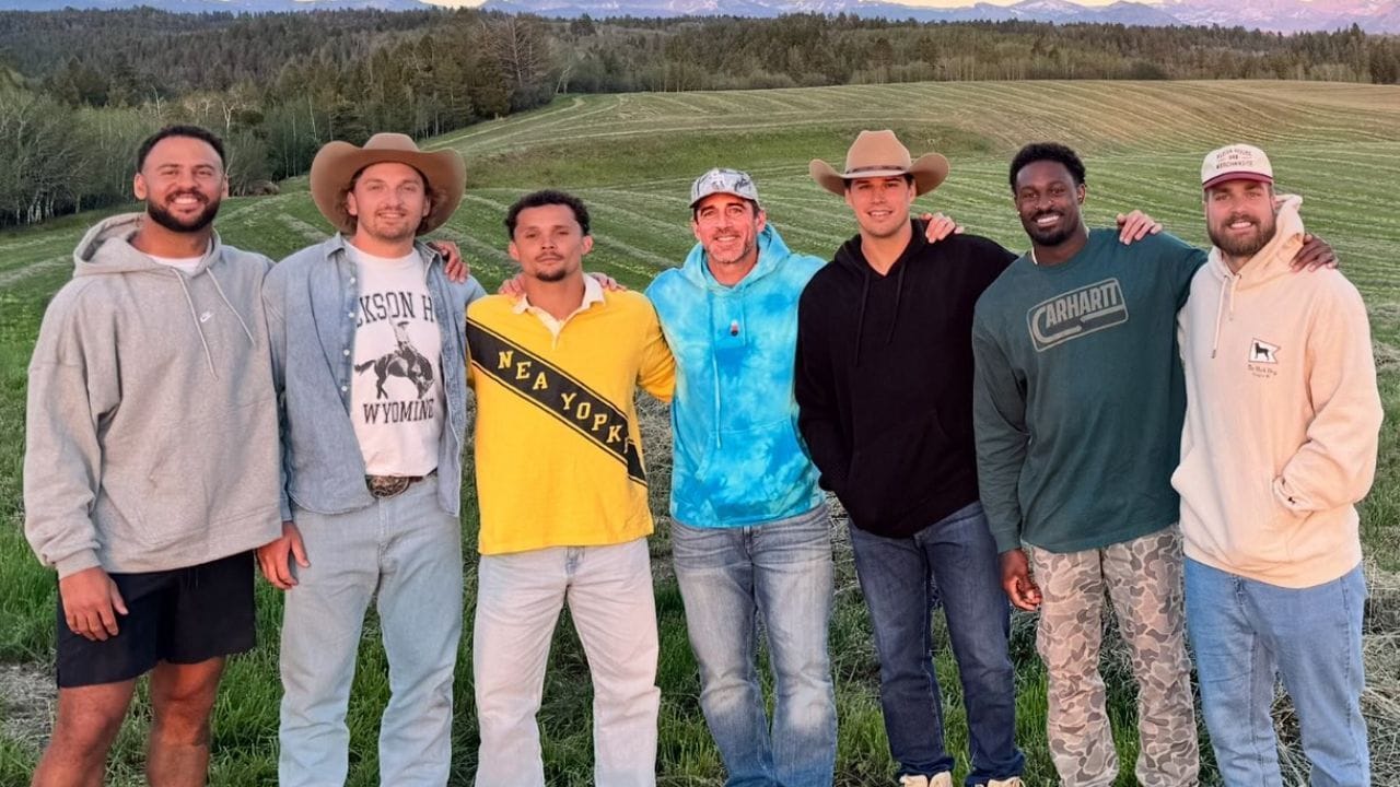 "All that to not make playoffs": NFL fans react to Aaron Rodgers' team bonding session with Steelers teammates ft. DK Metcalf before "last rodeo"