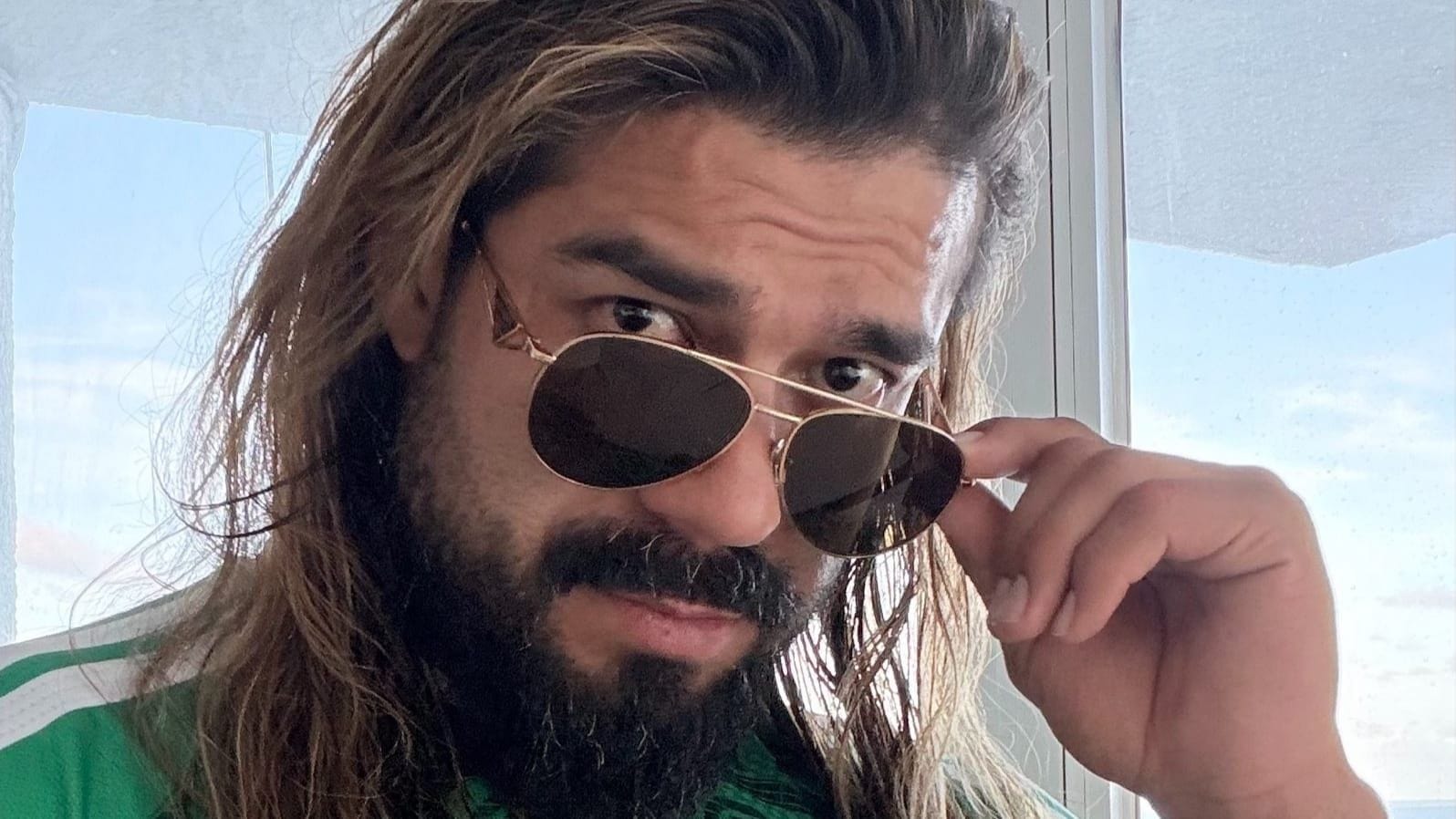 "Hot new couple" - Female star fuels rumors of dating Andrade; later issues clarification