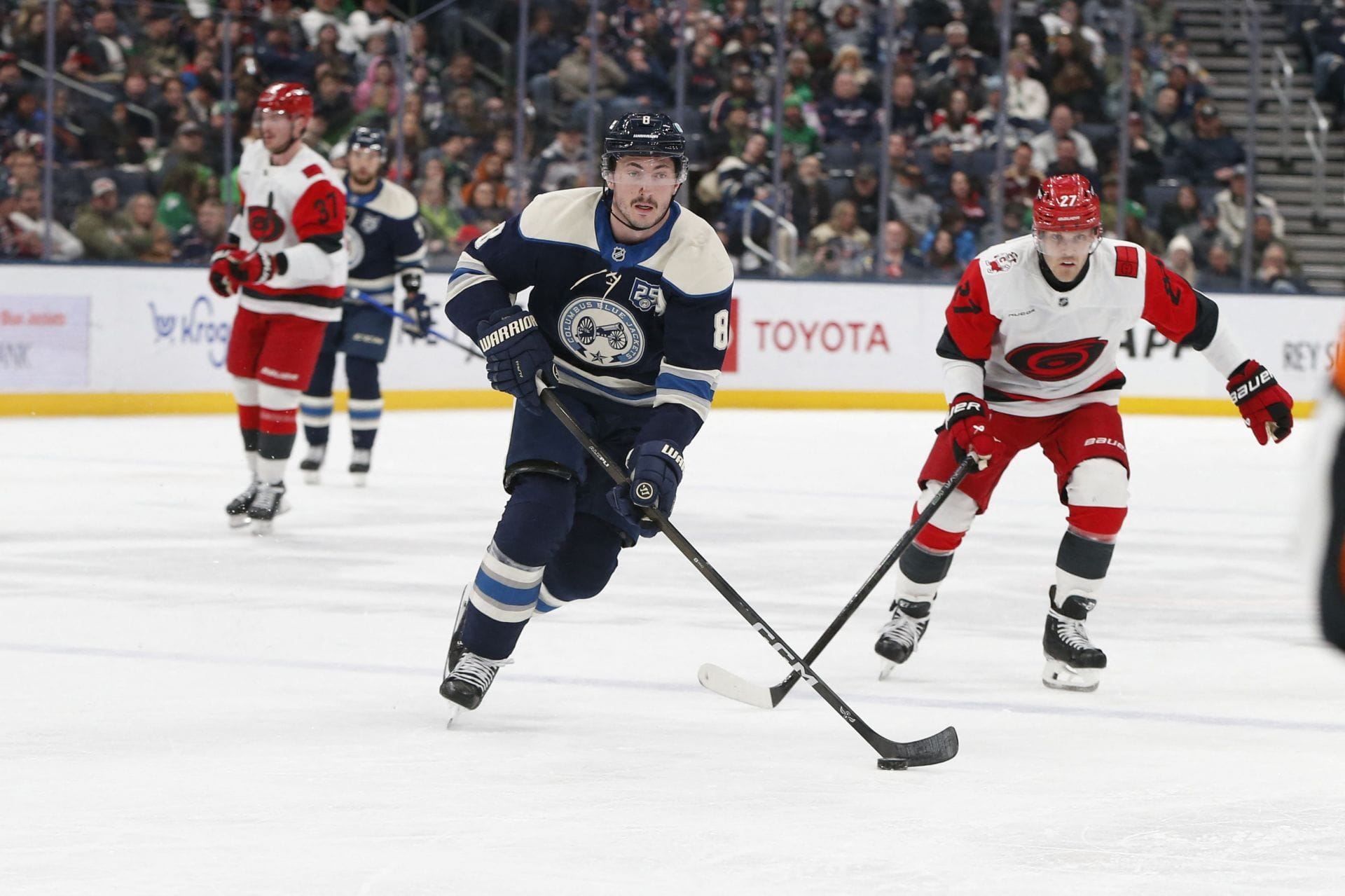 Os Columbus Blue Jackets estão dispostos a negociar Zach Werenski pelo preço certo - Fonte: Imagn