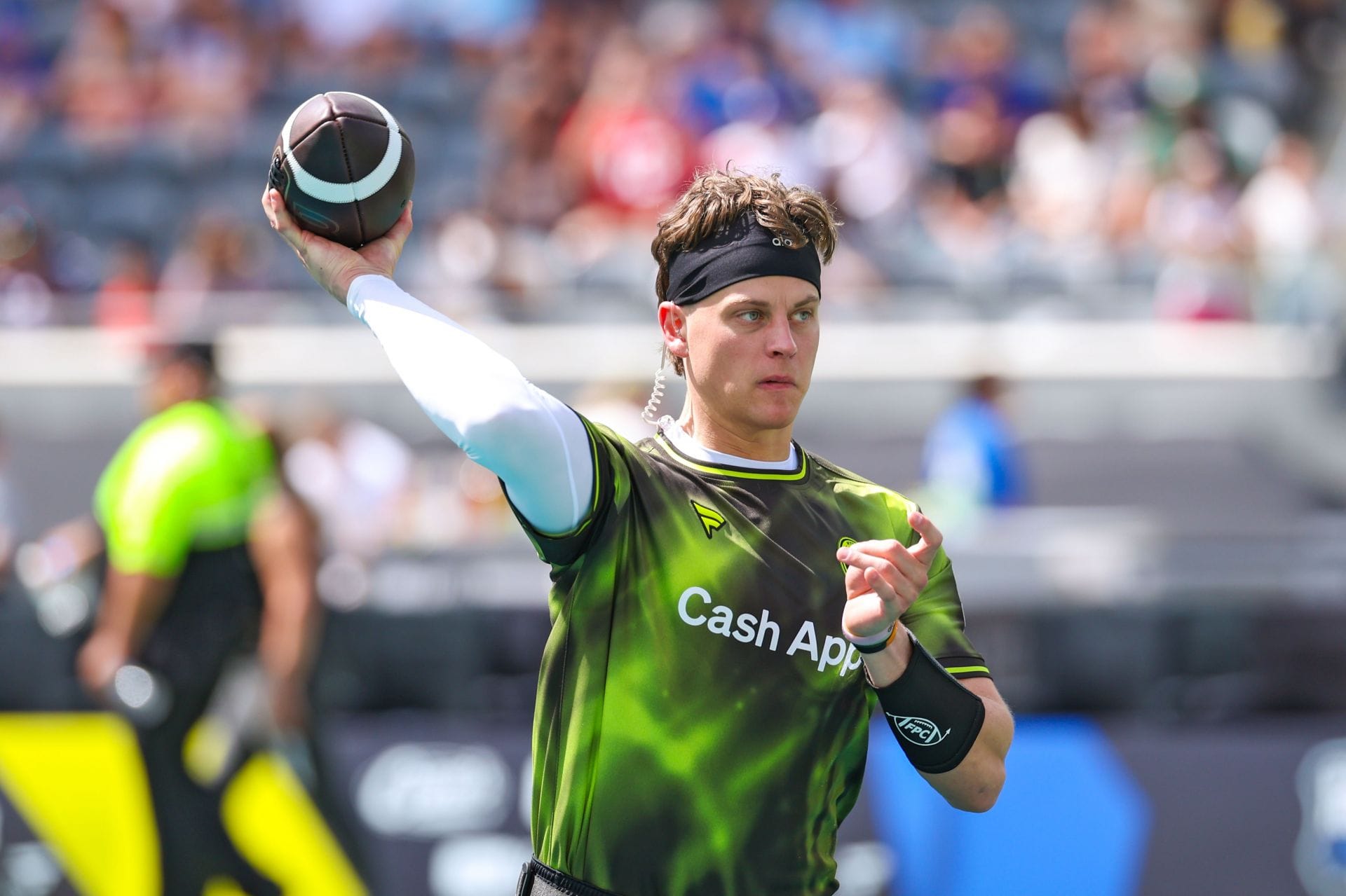 “Kawhi Leonard of the NFL”: Fans react as Joe Burrow accepts autograph with “politest possible violation”