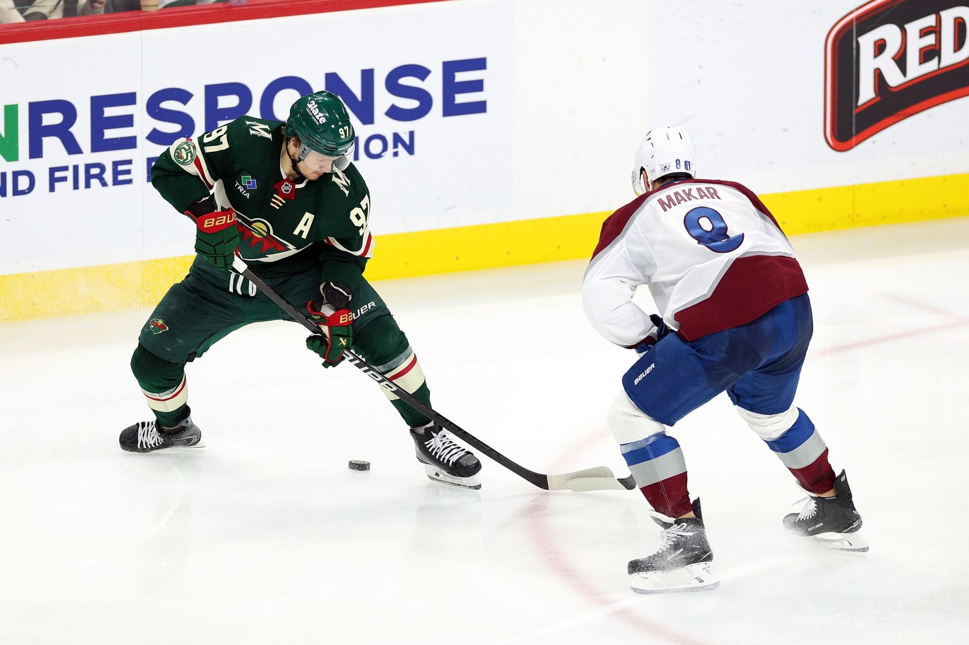 # 97 Kirill Kaprizov e # 8 lutando pelo disco durante um jogo - Fonte: Getty