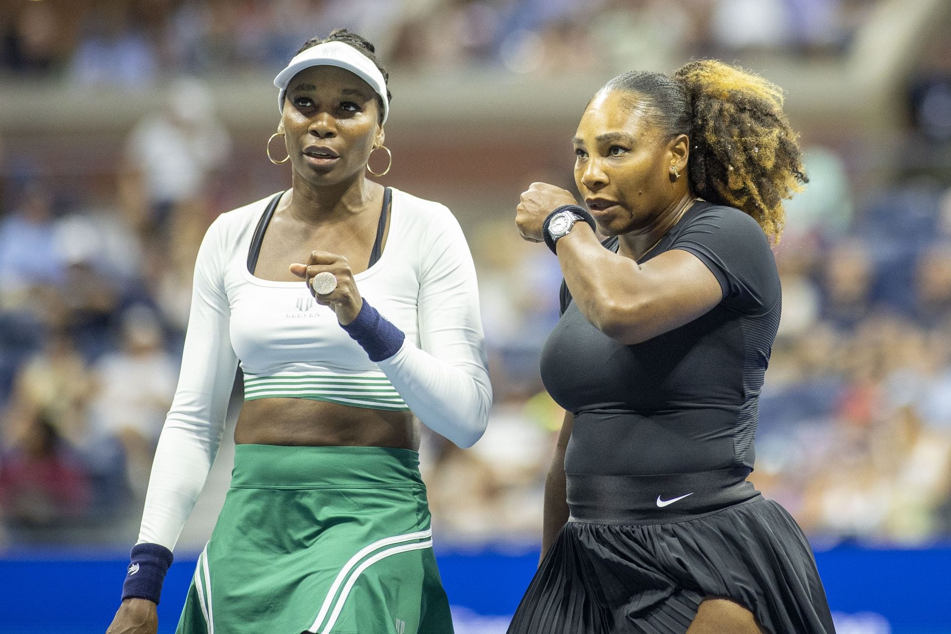 Serena Williams e Venus Williams dos Estados Unidos durante o US Open Tennis Championship 2022 em Flushing, Queens, Nova York. (Foto via Getty Images)