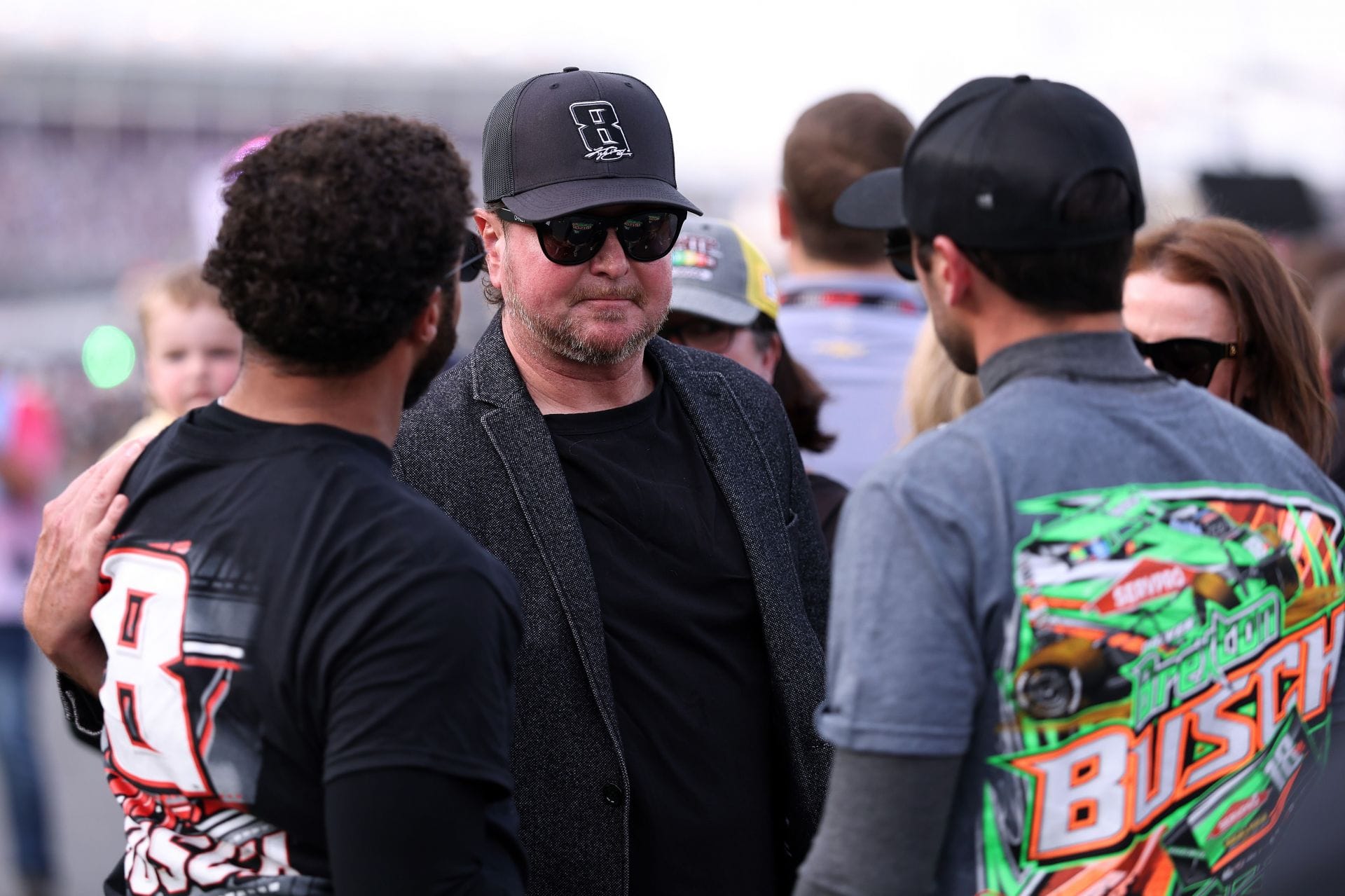 Kurt Busch (C), Bubba Wallace e Chase Elliott durante a lembrança de Kyle Busch. (Getty)