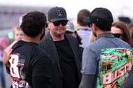 Kurt Busch (C), Bubba Wallace e Chase Elliott durante a lembrança de Kyle Busch. (Getty)