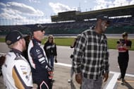 (LR) Tyler Reddick e os proprietários da 23XI Racing, Denny Hamlin e Michael Jordan. Fonte: Getty