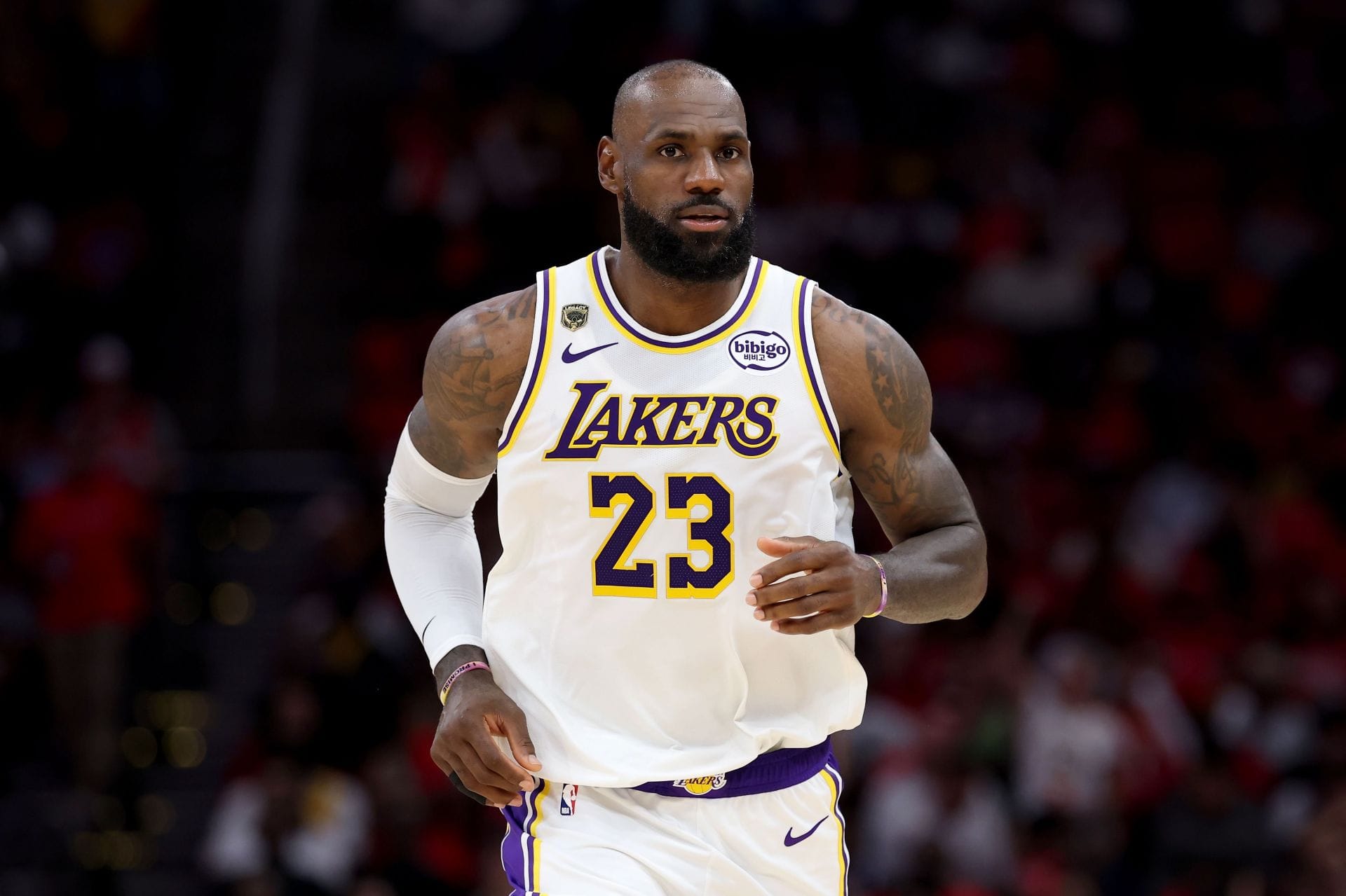“He wants a ring not a wildcard exit” “Delete this”: NFL fans rip Green Bay Packers for recruiting LeBron James amid Lakers exit