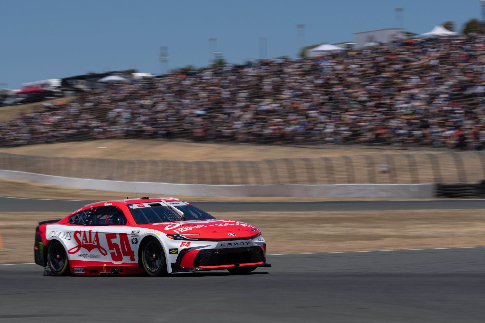 Ty Gibbs no número 54 da Toyota no Sonoma Raceway, Imagem: Imagn.