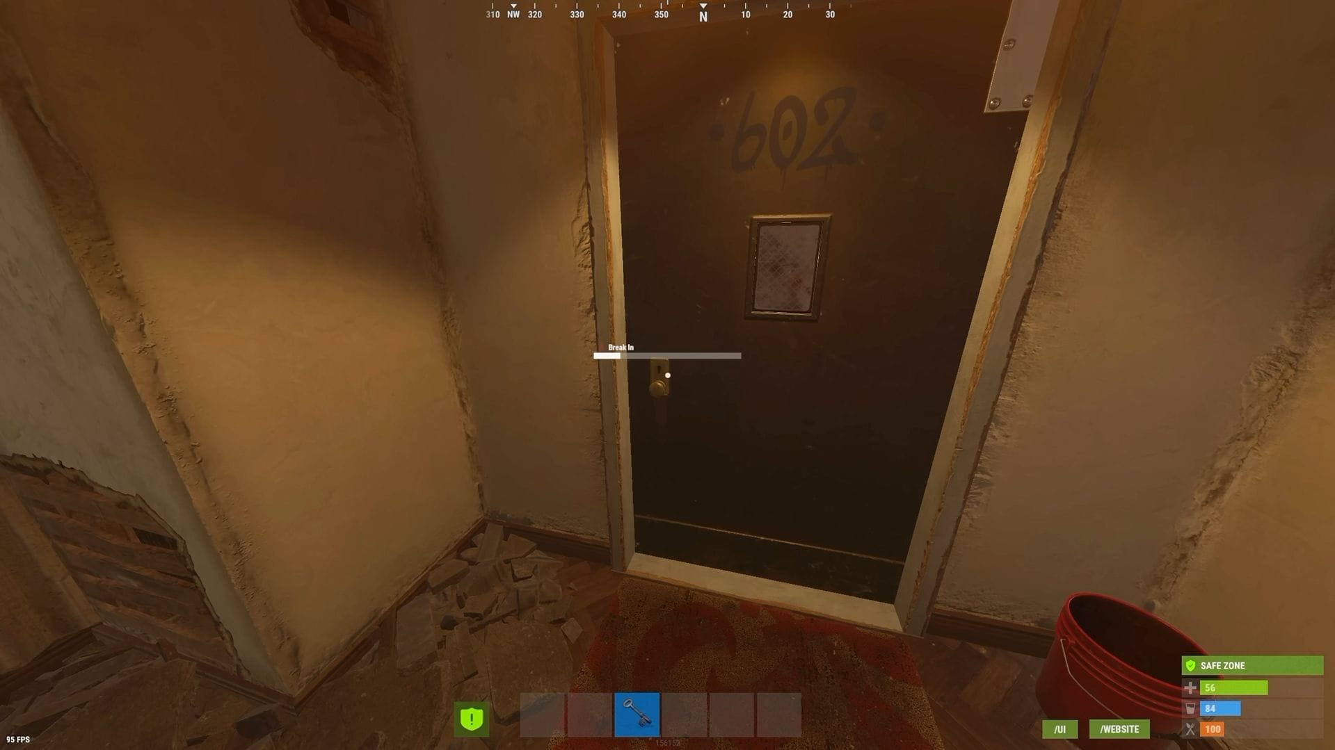 Invadindo um quarto do Rust Apartment com a chave (Imagem via Facepunch Studios) 