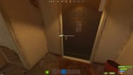 Invadindo um quarto do Rust Apartment com a chave (Imagem via Facepunch Studios)