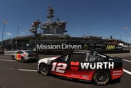 Ryan Blaney (#12) e Shane Van Gisbergen (#97) correm durante a NASCAR Cup Series Anduril 250 na Base Naval Coronado em 21 de junho de 2026. - Fonte: Getty