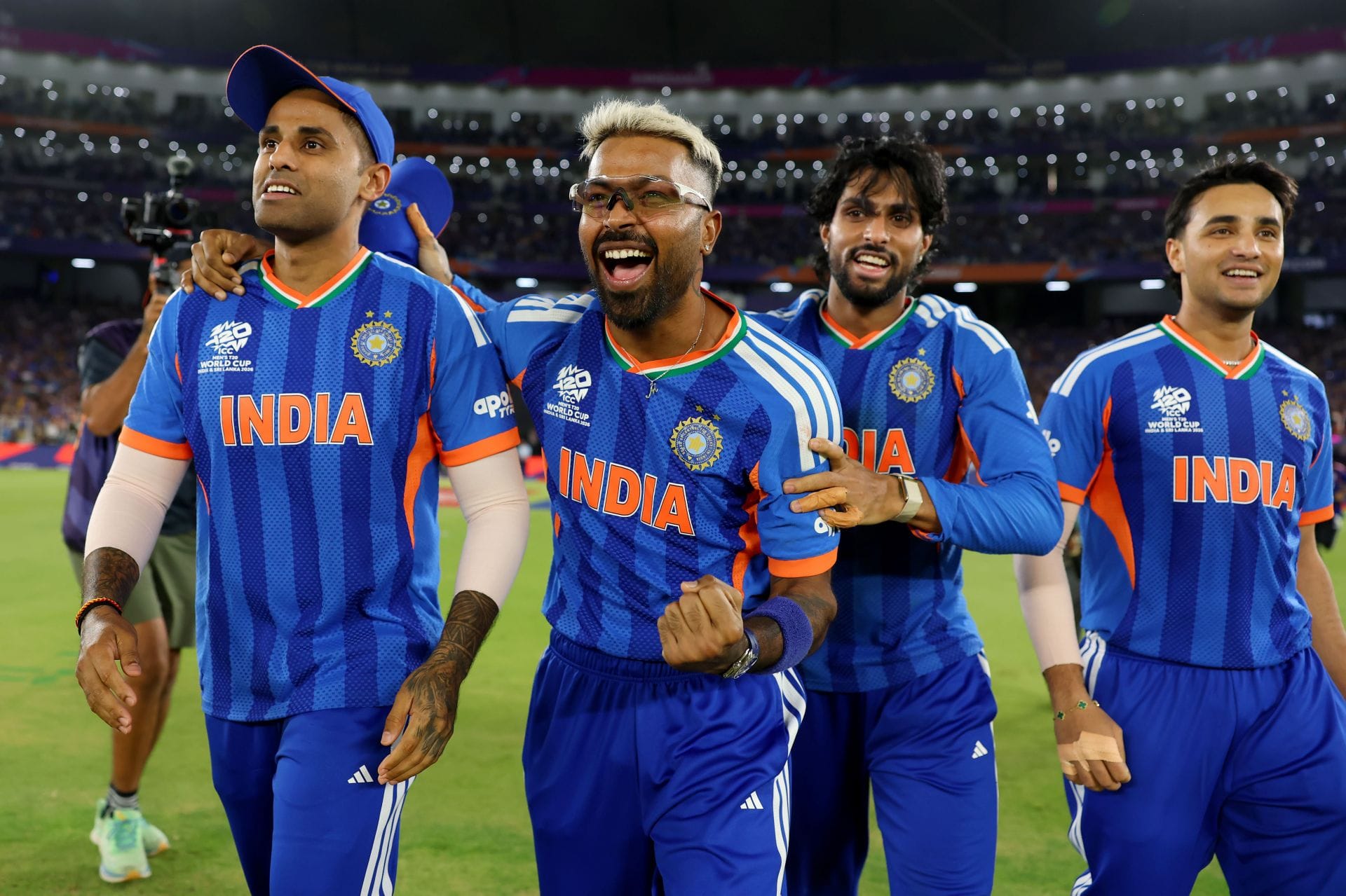 Die-hard fan travels for over 12 days by cycle to meet Team India star player amid ENG vs IND 2026 T20Is; offers an idol of Lord Jagannath [Watch]