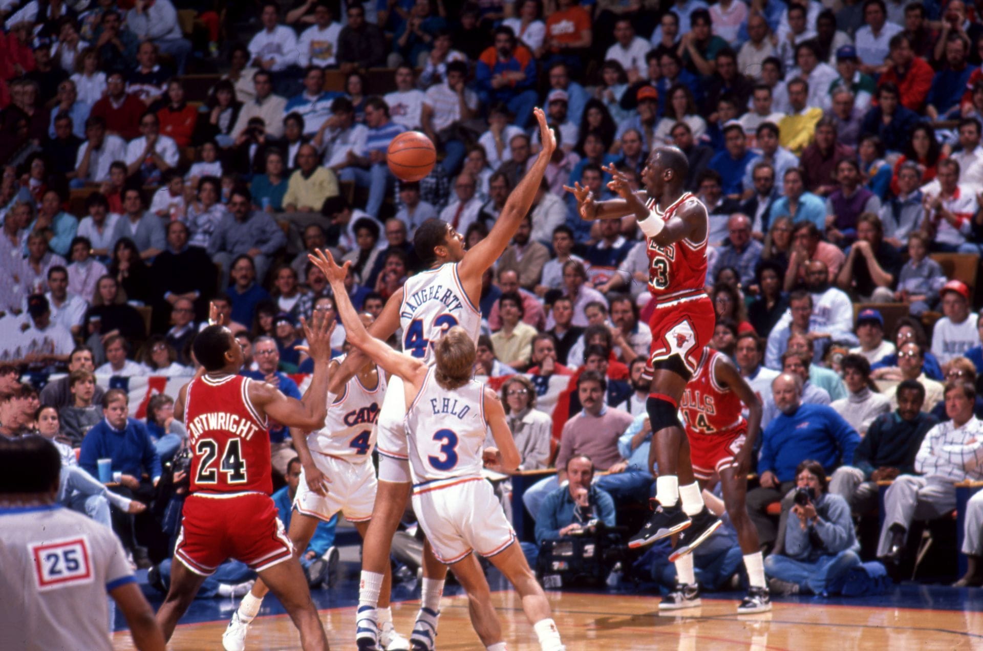 Michael Jordan e Brad Daugherty - Finais da Conferência Leste da NBA de 1989. Fonte: Getty