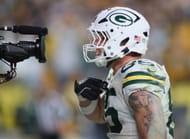 O tight end do Green Bay Packers, Tucker Kraft, fala para a câmera após marcar um touchdown. - Fonte: Imagem