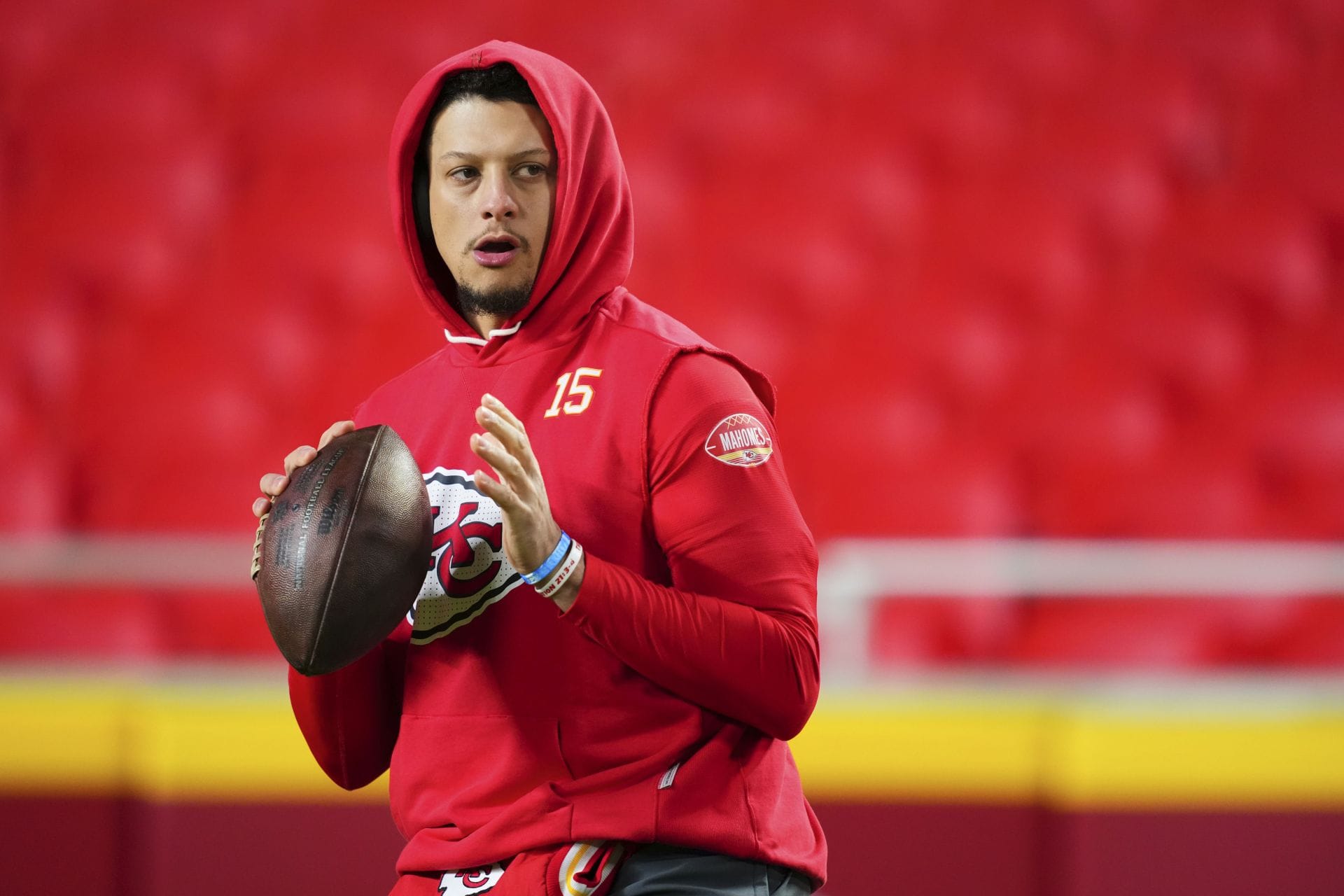 “Noticeable limp” “Fraud”: NFL fans react as Patrick Mahomes arrives with “skinny left leg” for Chiefs training camp