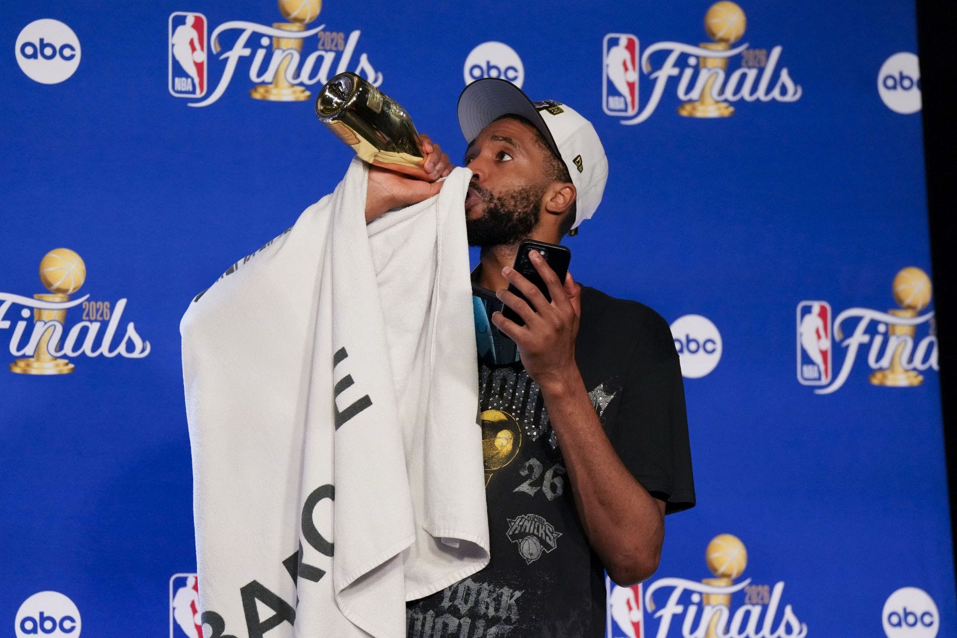 "Mikal Bridges, I Was Unfamiliar With Your Game": Knicks Fans React to Seeing Mystery Girl With Forward at ESPYs 
