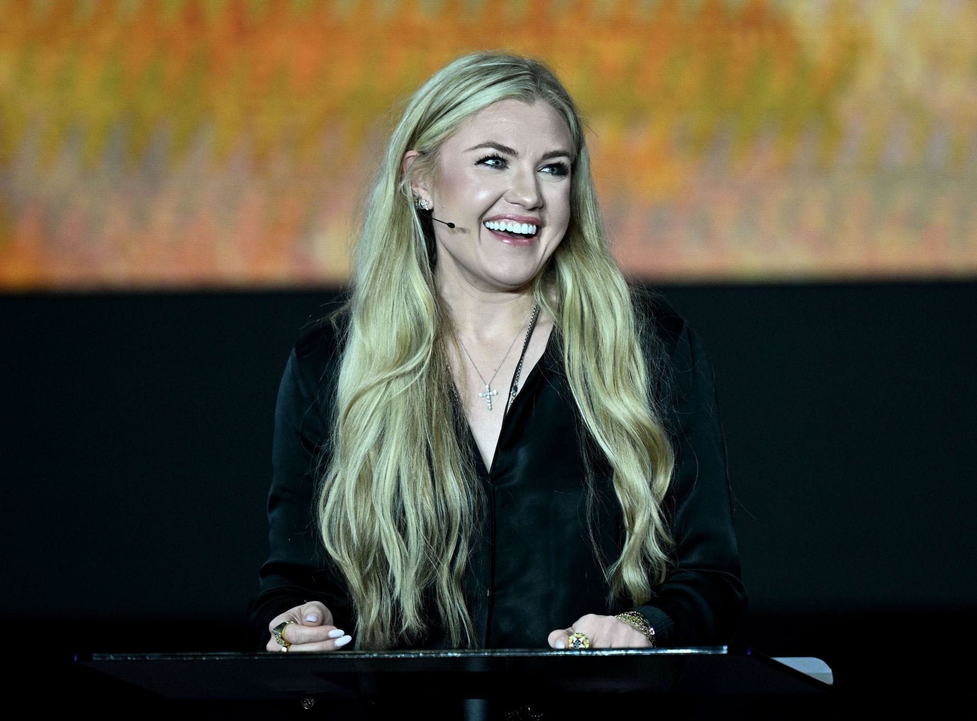 Erika Kirk, a viúva da personalidade da mídia de direita assassinada Charlie Kirk, fala durante a Make Heaven Crowded Tour 2026 - Fonte: Getty