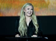 Erika Kirk, a viúva da personalidade da mídia de direita assassinada Charlie Kirk, fala durante a Make Heaven Crowded Tour 2026 - Fonte: Getty