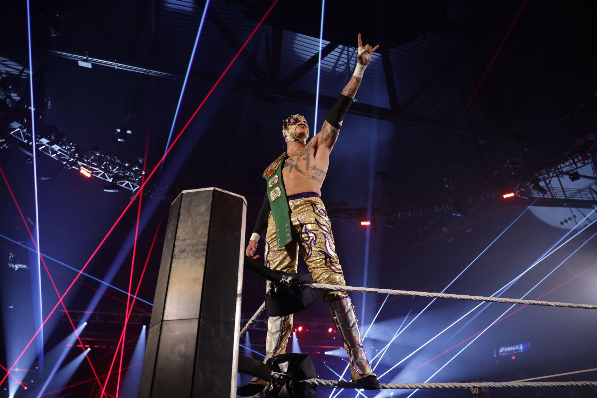 Rey Fenix defeats injured ex-World Champion in just 5 minutes on WWE SmackDown