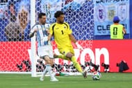 Lionel Messi (esquerda) e o goleiro cabo-verdiano Vozinha - Fonte: Getty