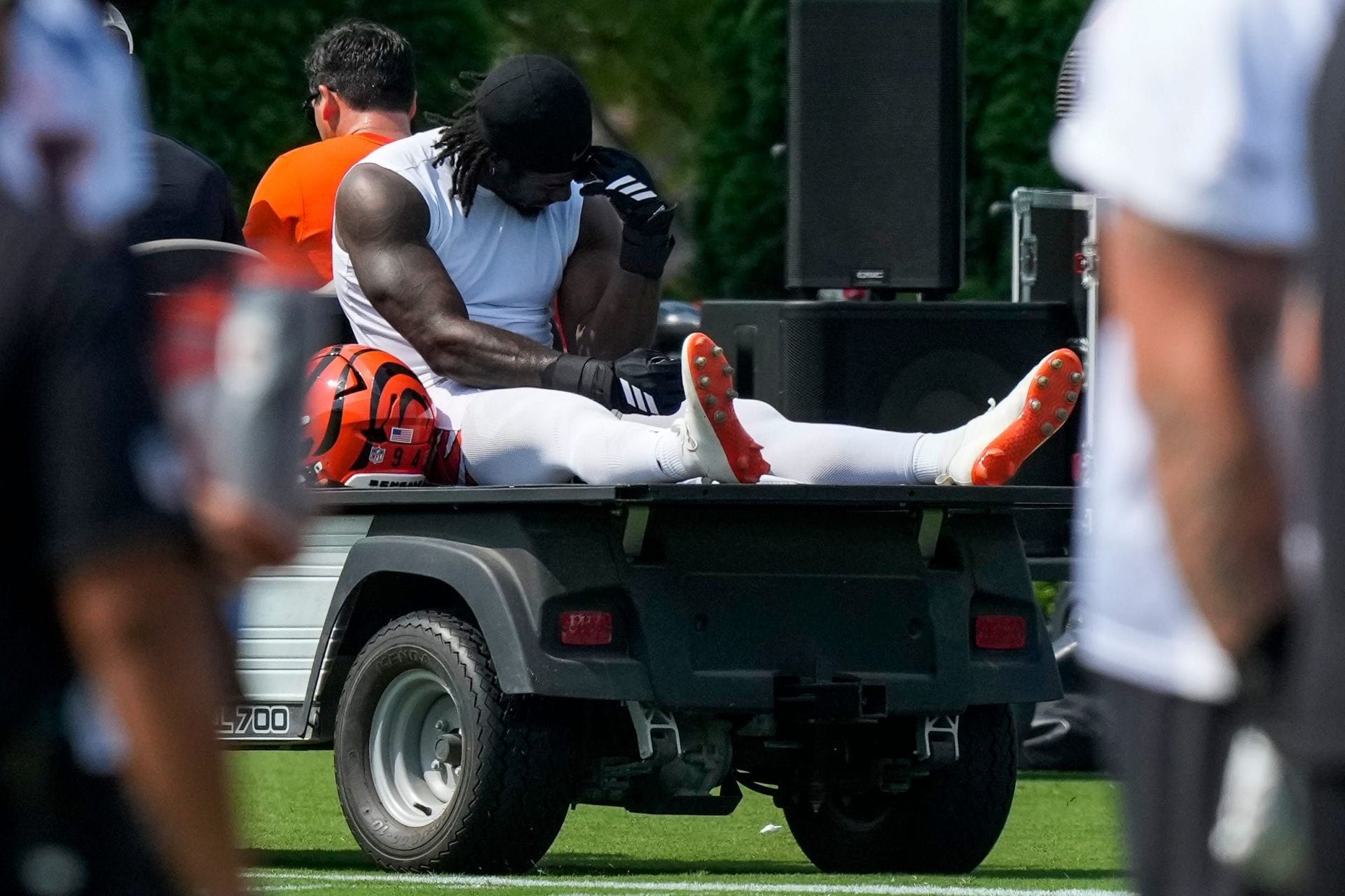 "Nah that’s gruesome" "Oh he’s cooked": NFL fans stunned as Shemar Stewart gets carted off after twisting his leg during training camp