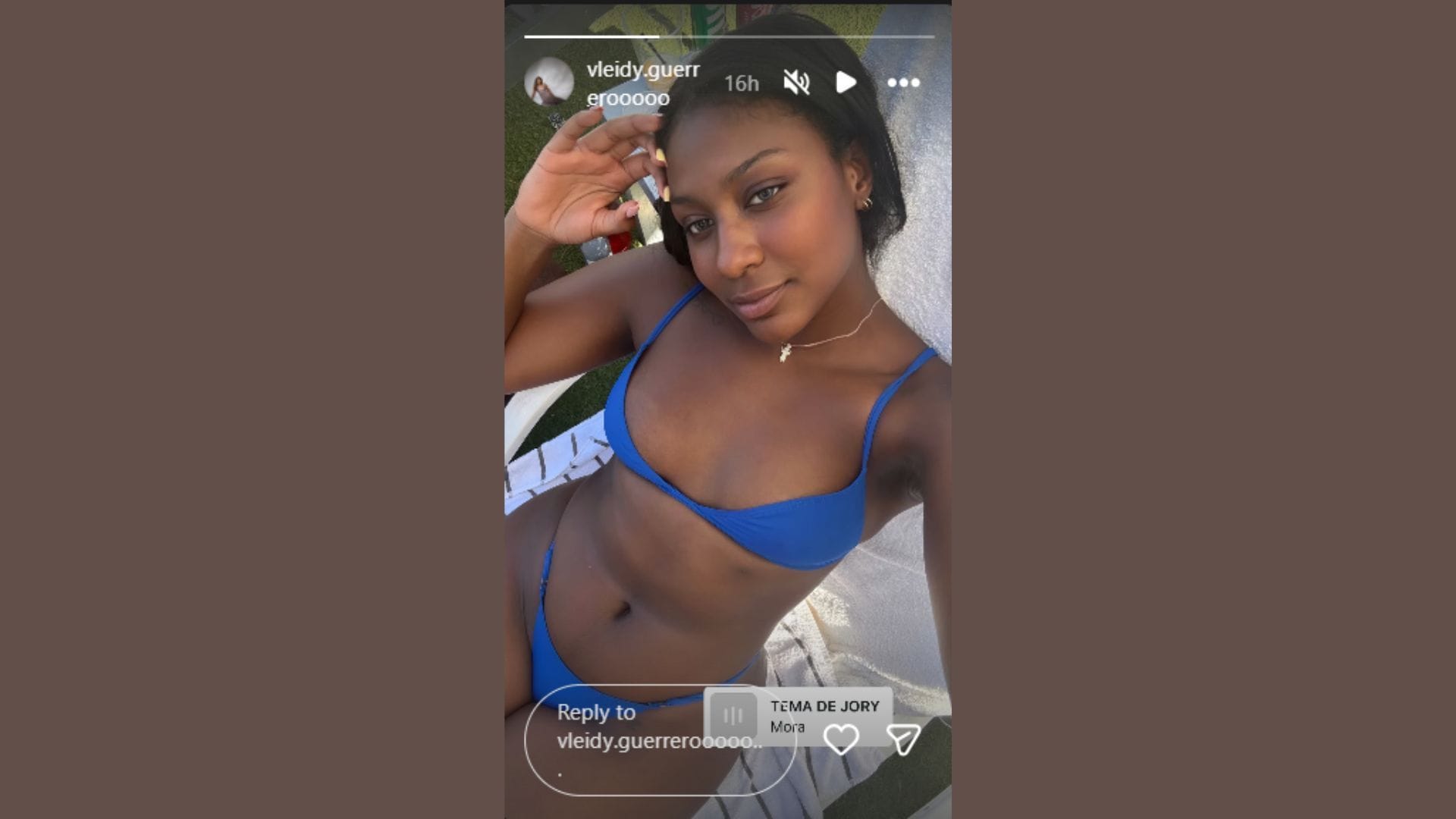 A irmã de Vladimir Guerrero Jr., Vleidy, compartilhou uma selfie em sua história no IG vestindo um biquíni azul