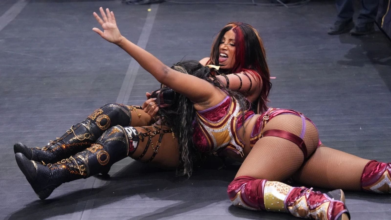 Rising AEW star receives praise from veteran following recent match against Mercedes Mone