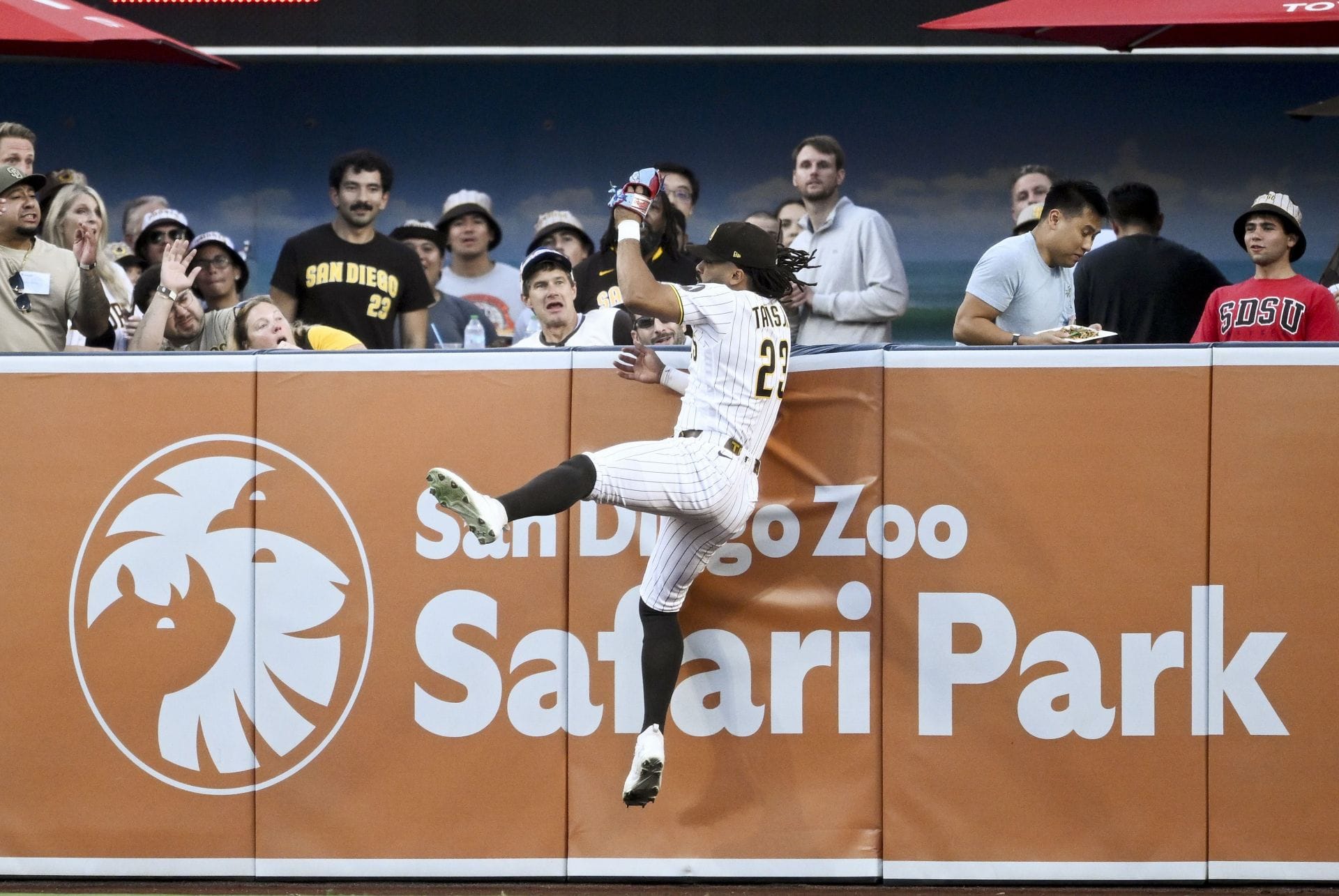 "Unapologetically exceptional" - Fans left in awe as Fernando Tatis Jr. steals home run from $313.5M Giants star