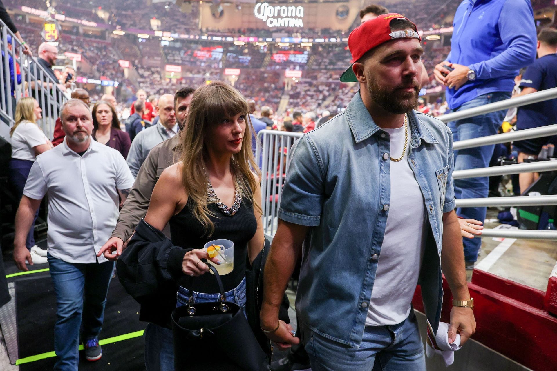 “Absolute narcissism of modern celebrity culture”: NFL fans react as Taylor Swift, Travis Kelce cut off MSG staff access amid strict no phone policy