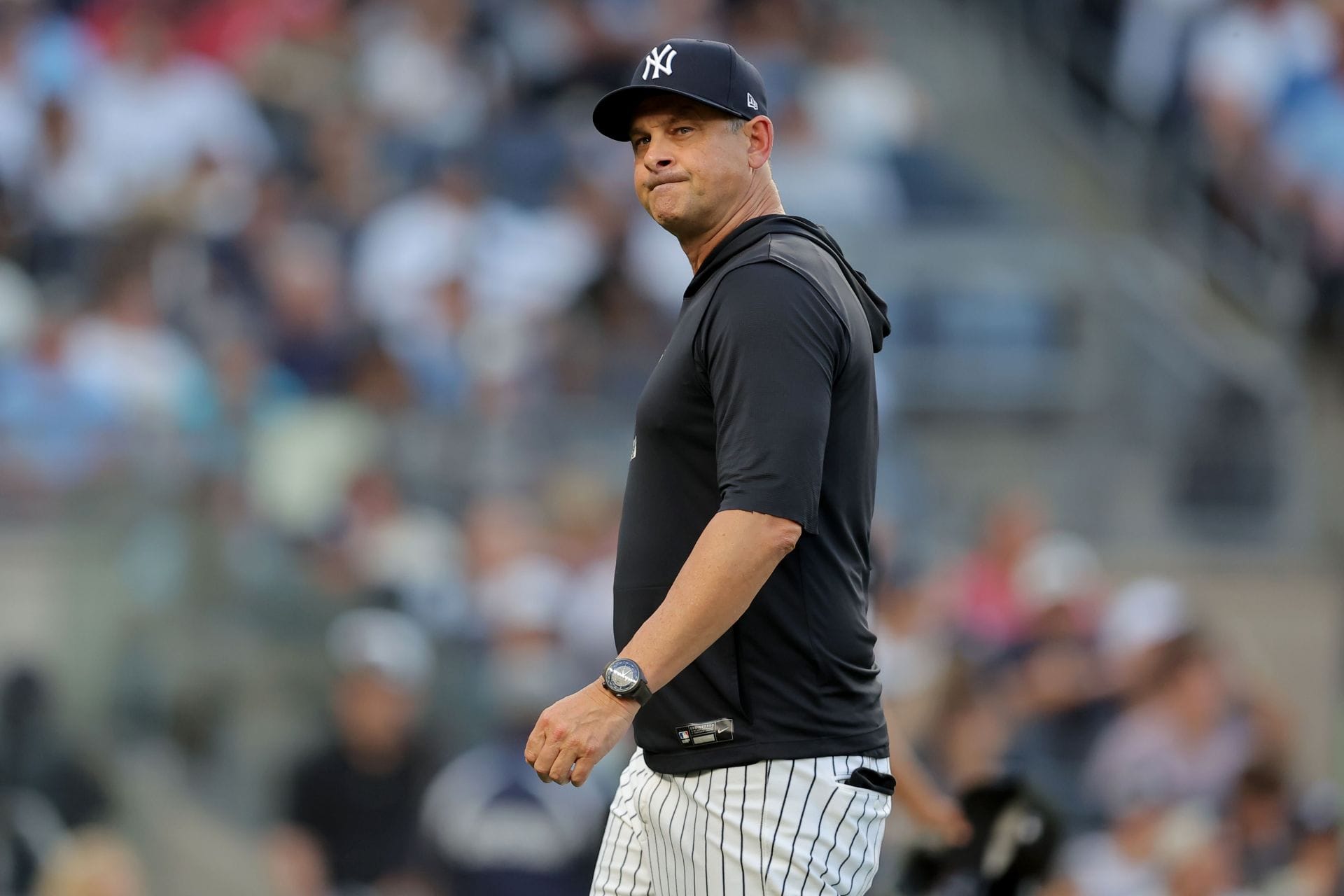 "Fire this arrogant loser!" - Fans torch Aaron Boone for favoring $4M Yankees star in decisive moment