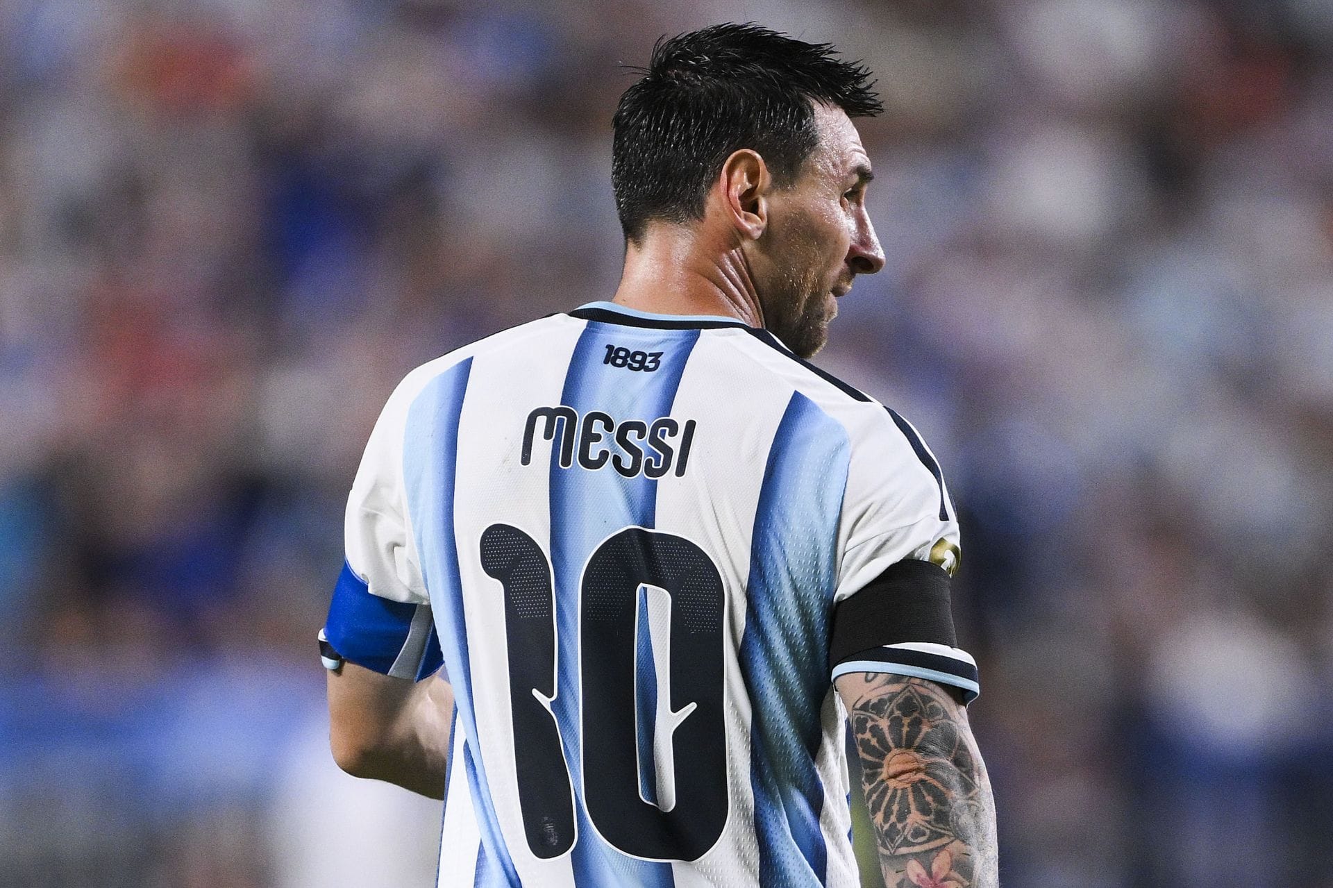 Switzerland star tracked down Lionel Messi after FIFA World Cup exit to get his jersey despite not playing in the match; video goes viral