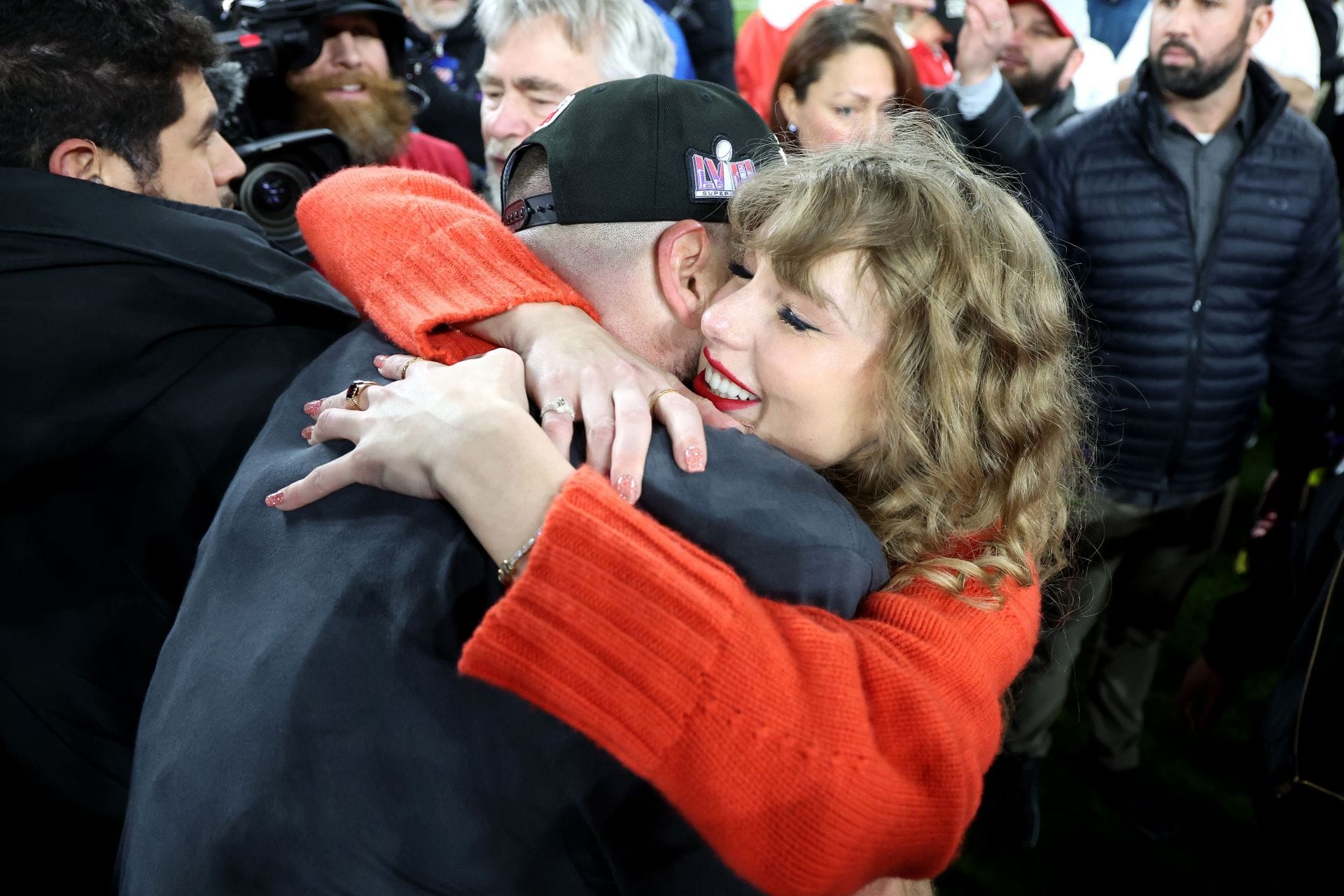 "Talking about Travis Kelce and Taylor Swift's wedding" Niners podcaster slams double standard in Mike Vrabel-Dianna Russini debate
