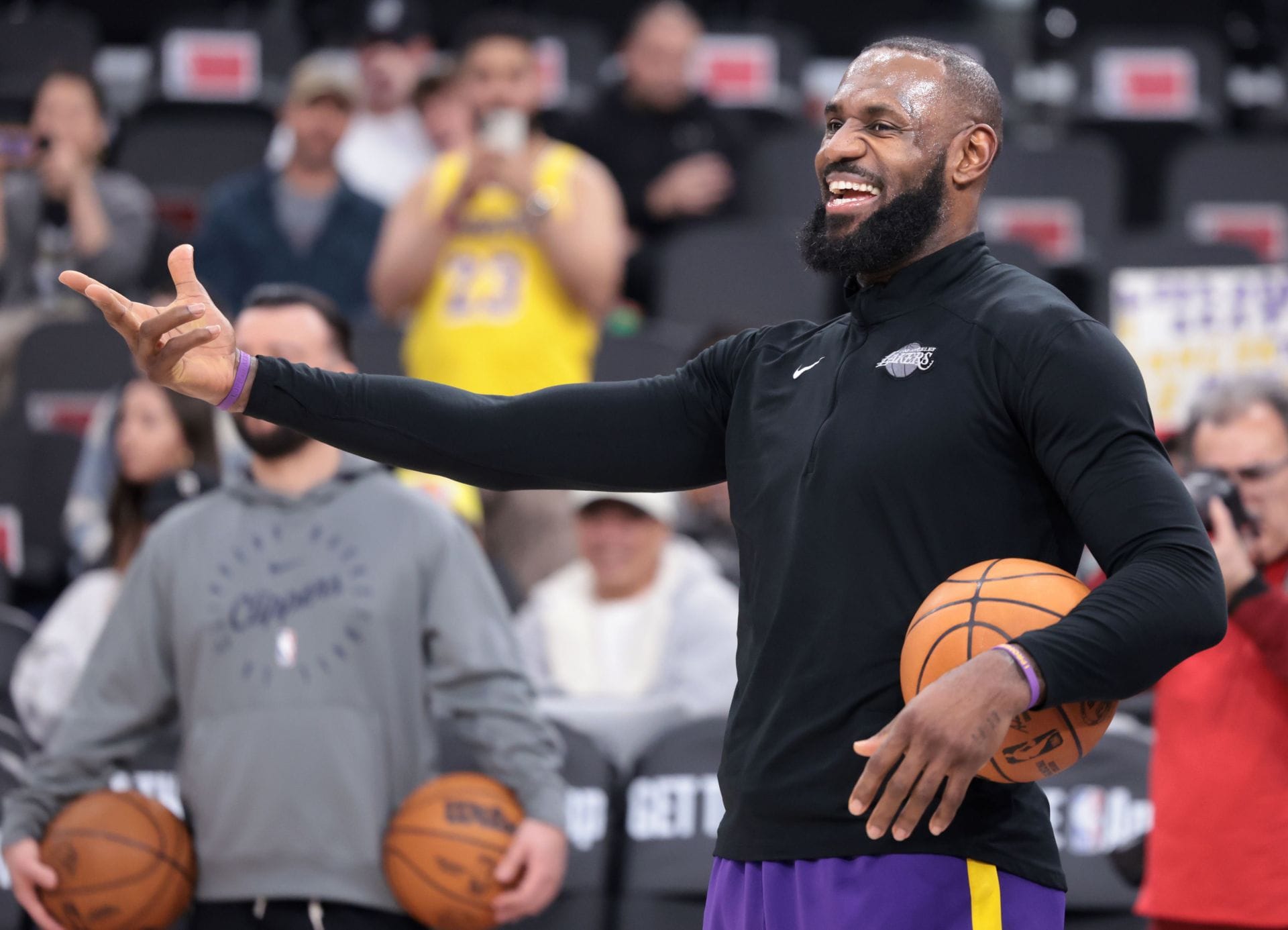LeBron James antes de um jogo com os Clippers no Intuit Dome, terça-feira. Fonte: Getty
