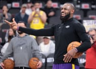 LeBron James antes de um jogo com os Clippers no Intuit Dome, terça-feira. Fonte: Getty